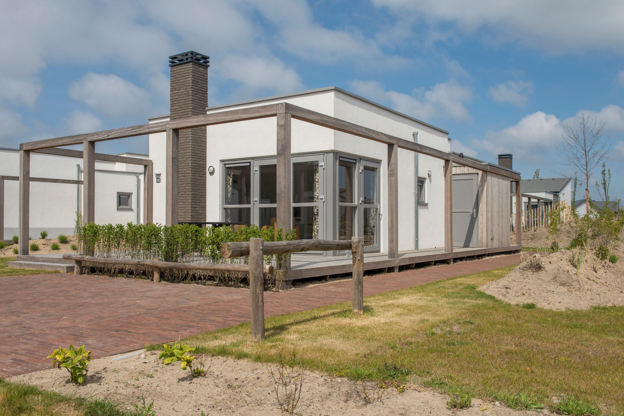 Detached, single-storey holiday home just steps from the sea