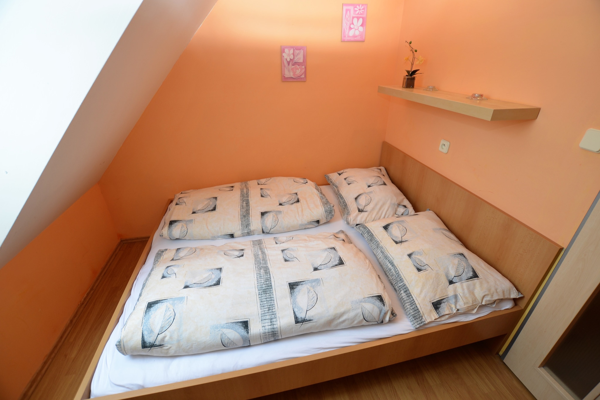 Ground floor: (Entrance, open kitchen(hob(4 ring stoves), microwave, fridge(+ freezer)), Living/bed room(double bed, double sofa bed, TV, dining table(4 persons), decorative fireplace), bathroom(shower, washbasin, toilet))\n\nOn the 1st floor: (open kitchen(cooker(4 ring stoves, electric), oven, microwave, fridge(+ freezer)), Living/bed room(double sofa bed, TV, dining table, decorative fireplace, seating area), bedroom(2x single bed), bedroom(2x single bed), bathroom(shower, washbasin, toilet))\n\nterrace, garden(private, fenced)