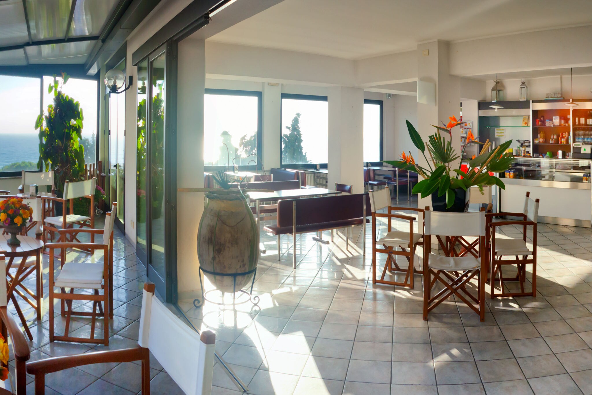 Modernes Apartment mit Balkon mit schönem Meerblick