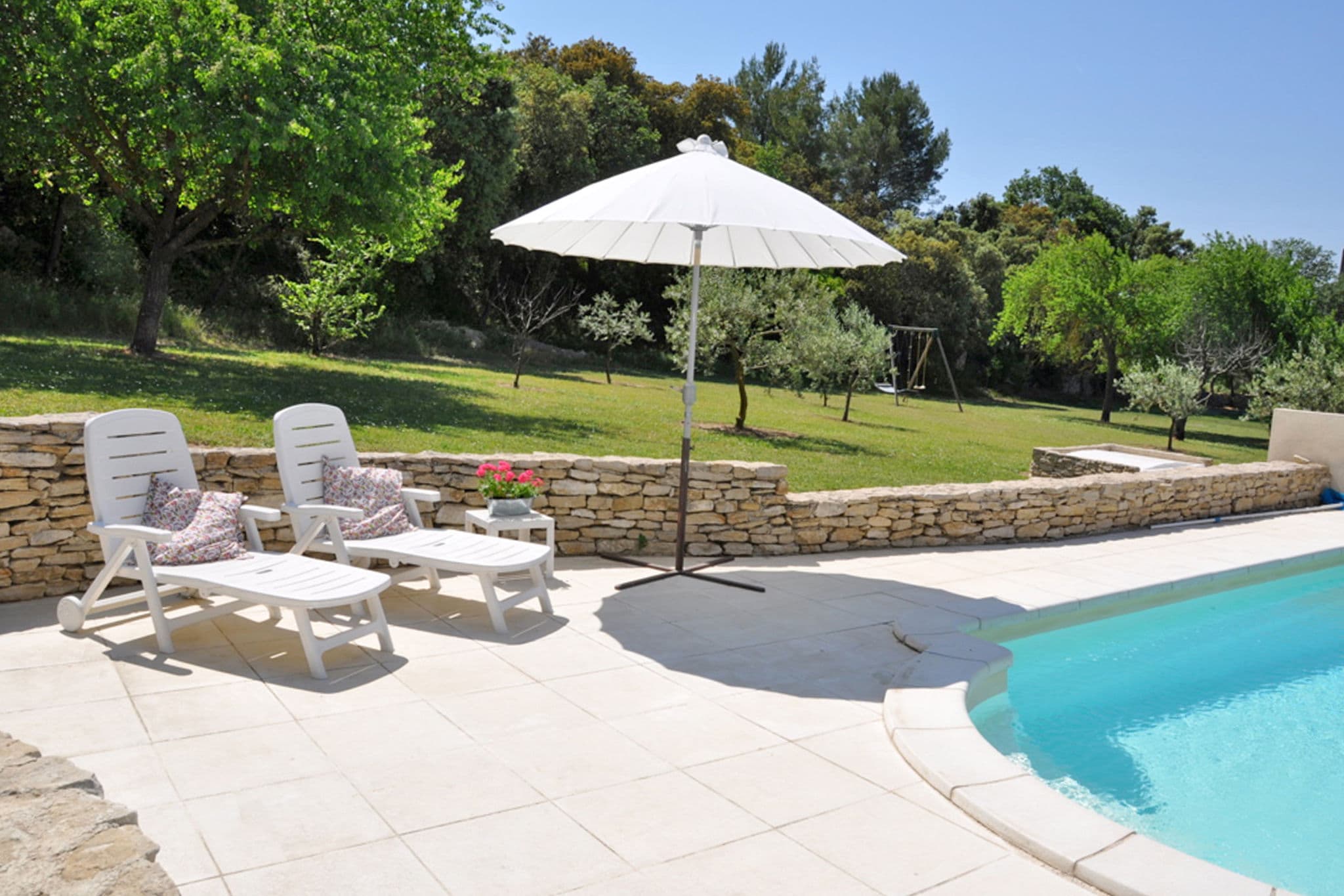 Maison provençale, piscine, jardin 3000 m2, milieu Luberon