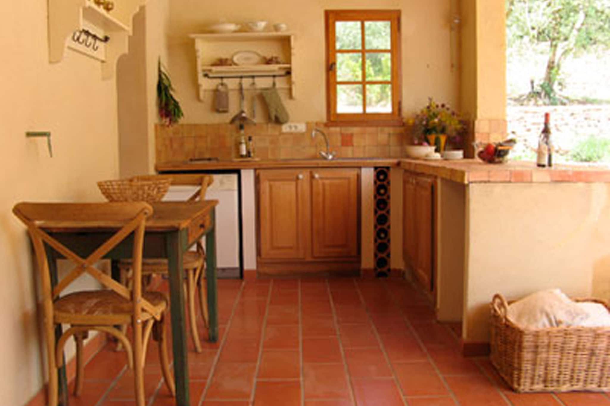 Provencal holiday home with private pool on 3000 m2 of garden, in the middle of the Luberon