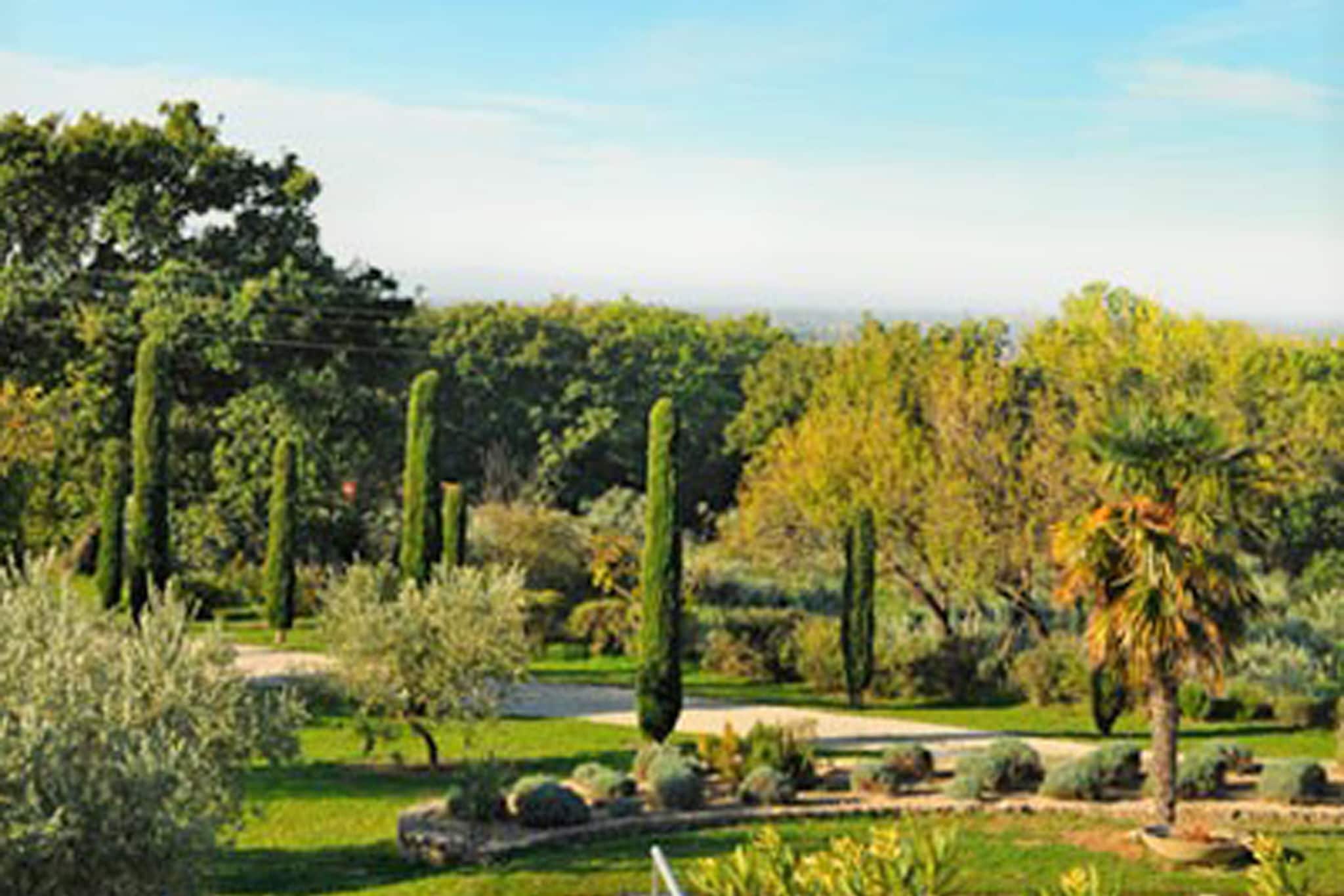 Ferienhaus mit eigenem Pool und 3000m2-Garten im Luberon