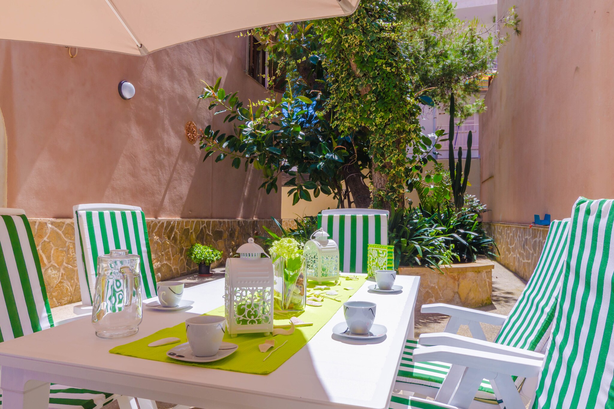 Enjoy a typical Majorcan summer in this lovely house. Have a drink on the front terrace with street views or enjoy a barbecue on the rear patio. The terrace has a very Mediterranean flair, thanks to many flowerpots and plants. There's a shower bath located in the patio, next to the kitchen door. There are next-door neighbours.
The terrace gives access to the ground floor and to an elegant living room with sofa and TV with satellite channels. The adjoining dining area gives access to the rear patio. The kitchen is equipped with a gas stove, kitchenware and an oven. Furthermore, there's a washing machine, iron and ironing board.
The bedrooms are on the first floor: one with a double bed and two twin bedrooms. All are fitted with a closet and fan and two have access to a balcony. If you come with your baby, we provide a cot and a high chair. There's a bath with bathtub available for the whole house.
If the beach is what you're searching for, there are two beaches nearby: Cala Morlanda and S'Illot. Supermarkets, restaurants and everything else you may need for your stay can be found in the village. The kids will enjoy a visit of the safari zoo while the adults may fancy going out during the night in Cala Millor. Visit also the Drach Caves in Portocristo with its subterranean lake. Consult the advertiser for possible charges. Pets are not allowed. The holding of events is forbidden.
Distances
Beach: 0.200 km - S'Illot
Airport: 63 km - Aeroport de Son Sant Joan
Golf course: 11.2 km - Pula Golf
Town: 0.01 km - S'Illot
Train station: 16.2 km - Estació de Manacor
Bus stop: 0.200 km - Camí de la Mar, S'Illot
Ferry: 69.3 km - Port de Palma
Hospital: 16.4 km - Hospital de Manacor
Tourist license: ETV/10978Single Rental Registry: ESFCTU0000070230013378790000000000000000000ETV/109781There's a mandatory tourist tax in Balearic Islands, called Ecotasa. All guests, except people under 16 years, have to pay this tax. The amount varies between 0.55€/night and guest during the low season and 2.2€/night and guest during the high season .The tax is reduced by half from the 9th day for your stay. Homerti - Central de Reservas CR/33