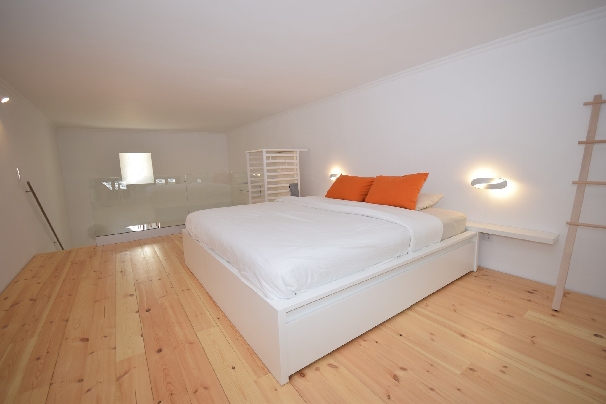 Ground floor: (Living room(double sofa bed(140 x 200 cm), TV(international television channels), dining table, air conditioning), Kitchen(hob(ceramic), electric kettle, toaster, coffee machine, oven, dishwasher, fridge-freezer, Juicer), bathroom(shower, washbasin, toilet))\n\nmezzanine: (bedroom(double bed(180 x 200 cm)))\n\nwashing machine, terrace, garden furniture, sun loungers, parasol, children\'s bed