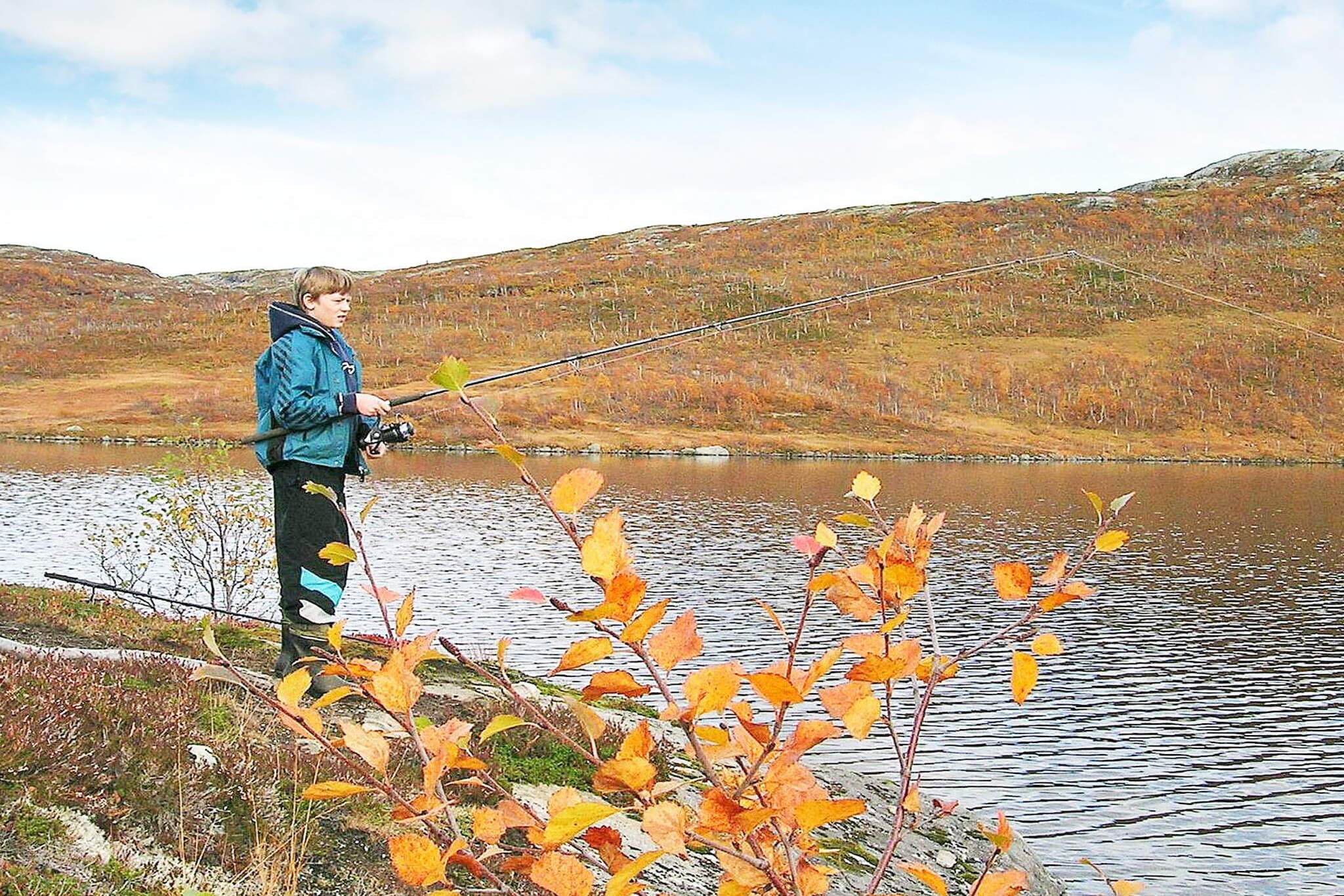 Surrounded by magnificent wilderness nature, this holiday home is located in the mountain village of Skorovatn. Great skiing terrain during winter and a great place for wilderness trips on foot and fishing in many waters and rivers in the green season. The house is located at the top of the hill with a great view over the village and the mountain landscape. Living room, kitchen and bathroom on the ground floor. On the first floor, there are three bedrooms, two with two single beds that can be combined into double beds and one bedroom with a double sofa bed. The heat pump provides comfortable warmth all year round and in the living room you will find a wood stove, TV with several international channels and free broadband/internet with a large capacity. Skorovatn is located south of lake Tunnsjøen and is a disused mining community. A large wilderness area surrounds the mountain village and is an eldorado for those who want to walk in untouched nature. Several roads and paths lead towards the Swedish border and provide great opportunities for varied walks. There are many fishing lakes and rivers where fishing can be done against the purchase of a fishing licence. The area has a rich animal, bird and plant life. Berry picking in summer and hunting in autumn. In winter, there is great skiing here and ice fishing can be done on the many waters in the area. In Tunnsjøen, the island of Gudfjelløya rises high out of the water. Here is an old Sami sacrificial place. 300 m to the colonial shop and petrol station.