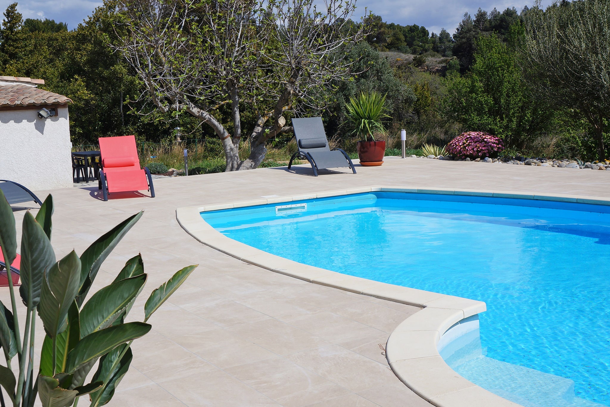 Villa avec piscine et jardin clos entre vignes et chemins de randonnées