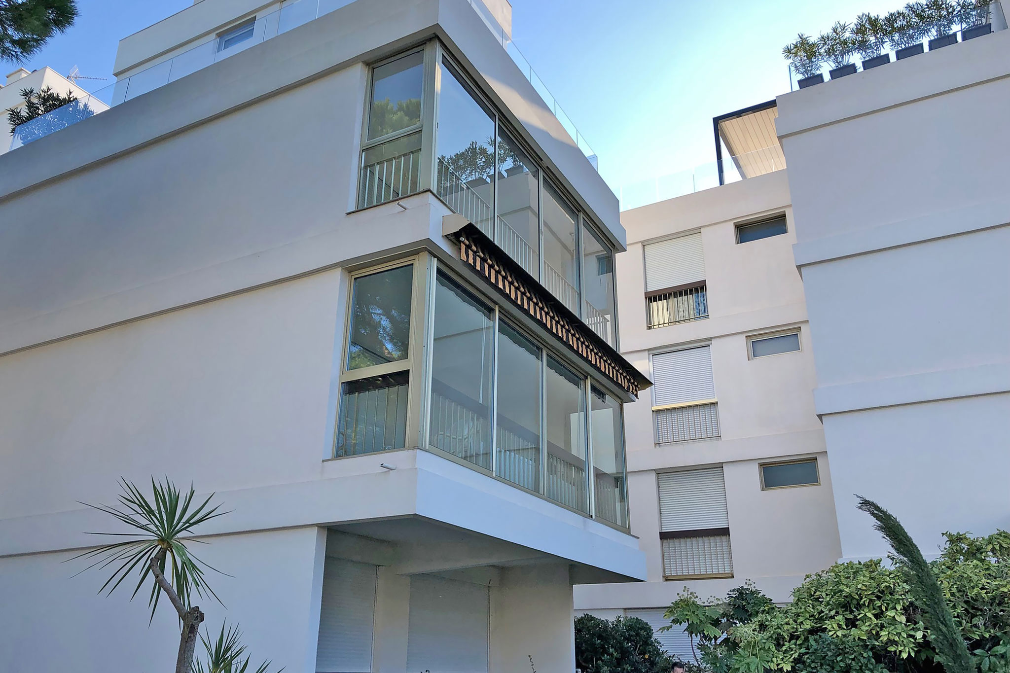Modern apartment with air conditioning, pool and tennis courts, within walking distance of the beach