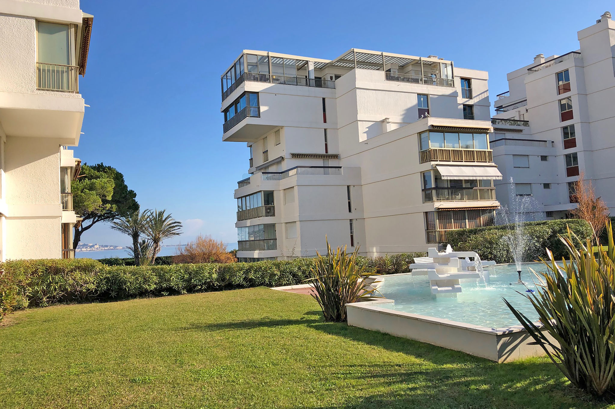 Appartement moderne à Mandelieu-la-Napoule avec piscine