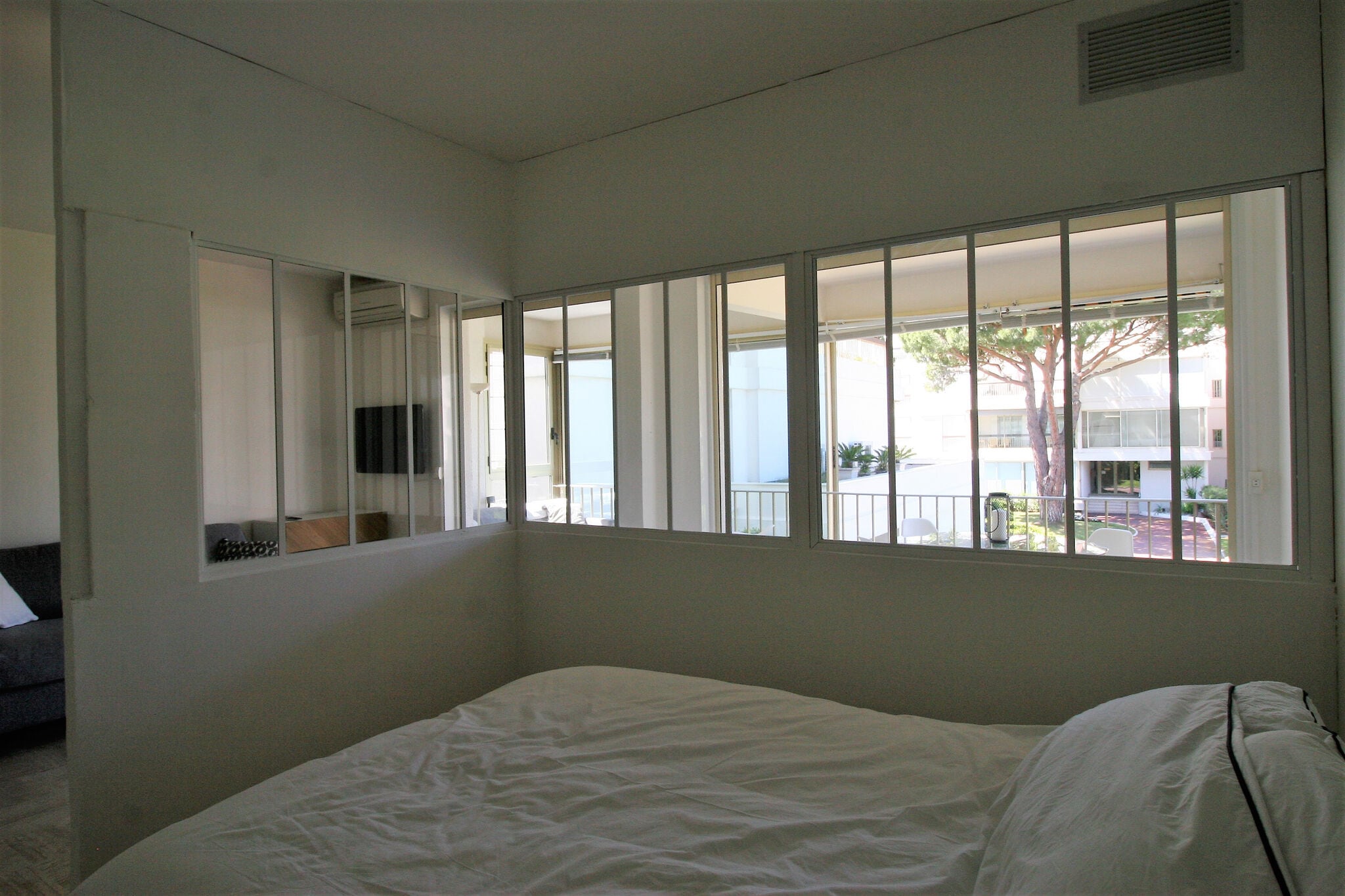 Modern apartment with air conditioning, pool and tennis courts, within walking distance of the beach