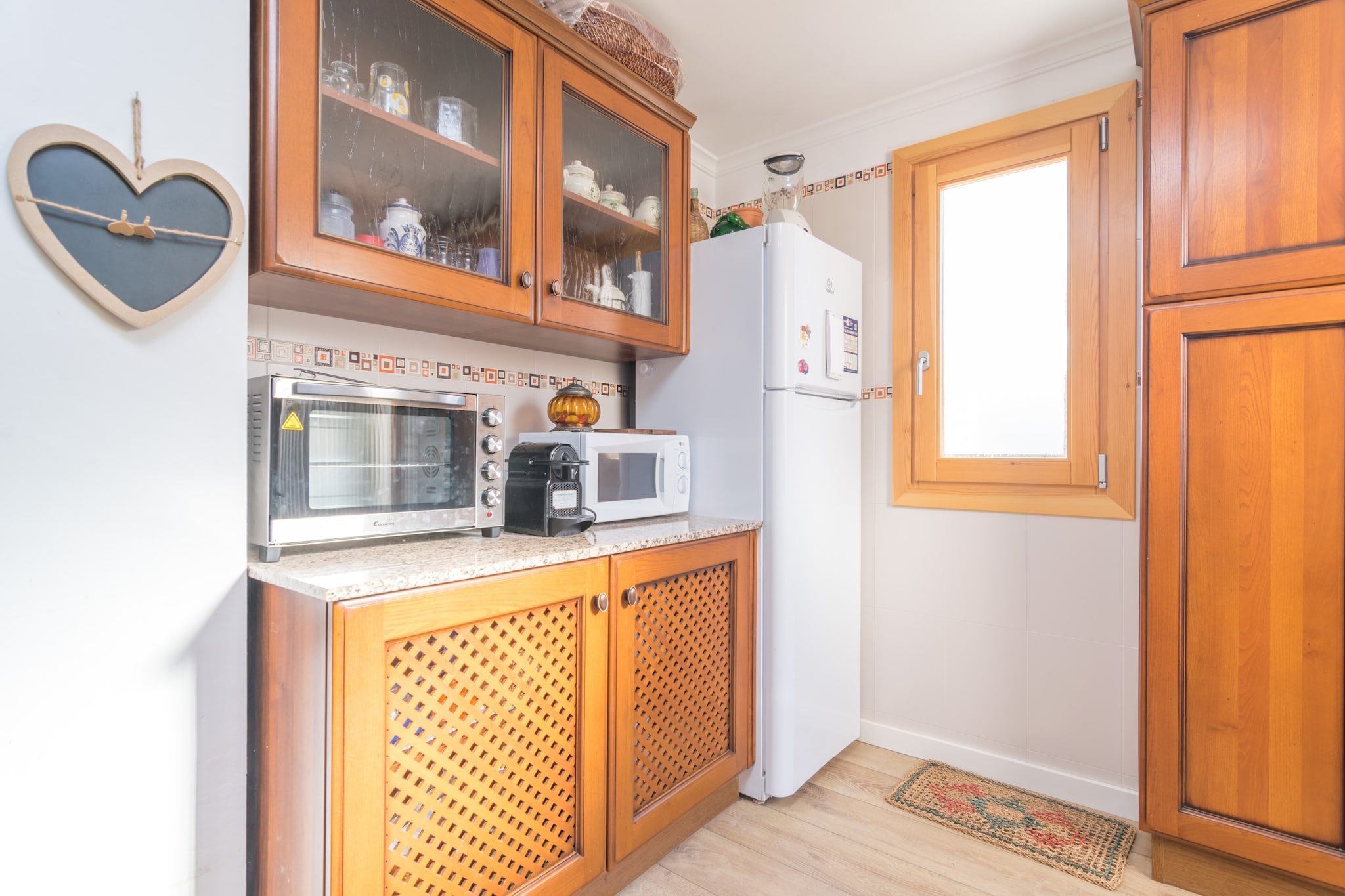 Living room, Kitchen(cooker, coffee machine, microwave), bedroom(2x single bed), bedroom(single bed), bedroom(single bed, single bed), bathroom, bathroom, dishwasher, fridge-freezer, shower, washbasin, washbasin, toilet, toilet, garden, garden furniture, BBQ, children\'s bed, high chair