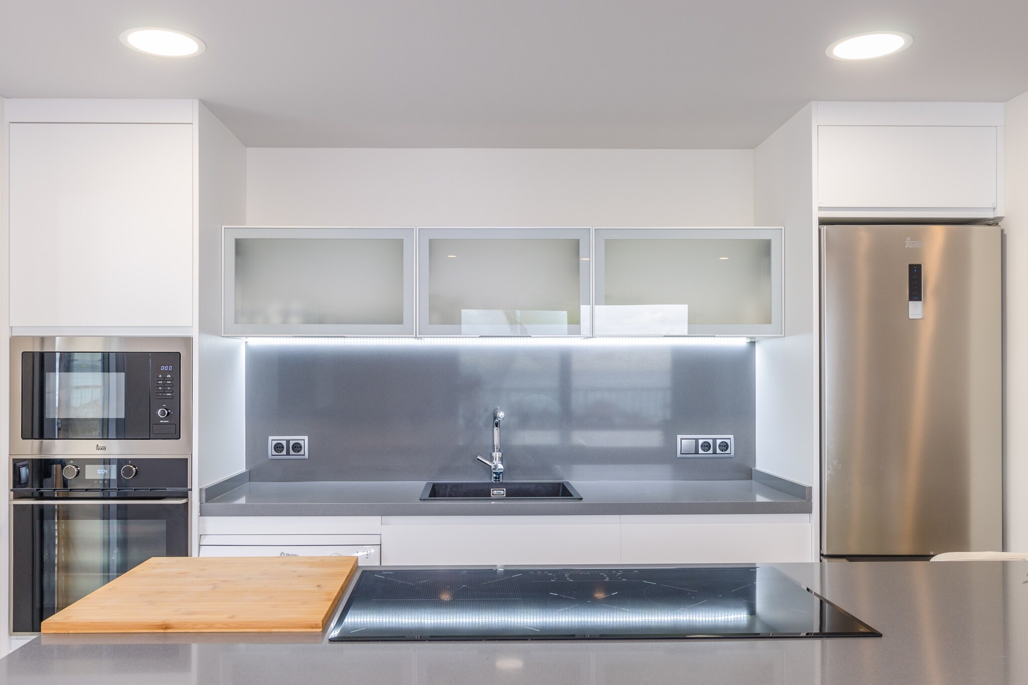 Kitchen(cooker, coffee machine, oven), bedroom(2x single bed), bedroom(single bed, single bed), bedroom(double bed), bathroom, bathroom, garage, microwave, dishwasher, fridge-freezer, shower, shower, washbasin, washbasin, toilet, toilet, air conditioning, air conditioning, air conditioning, children\'s bed, high chair