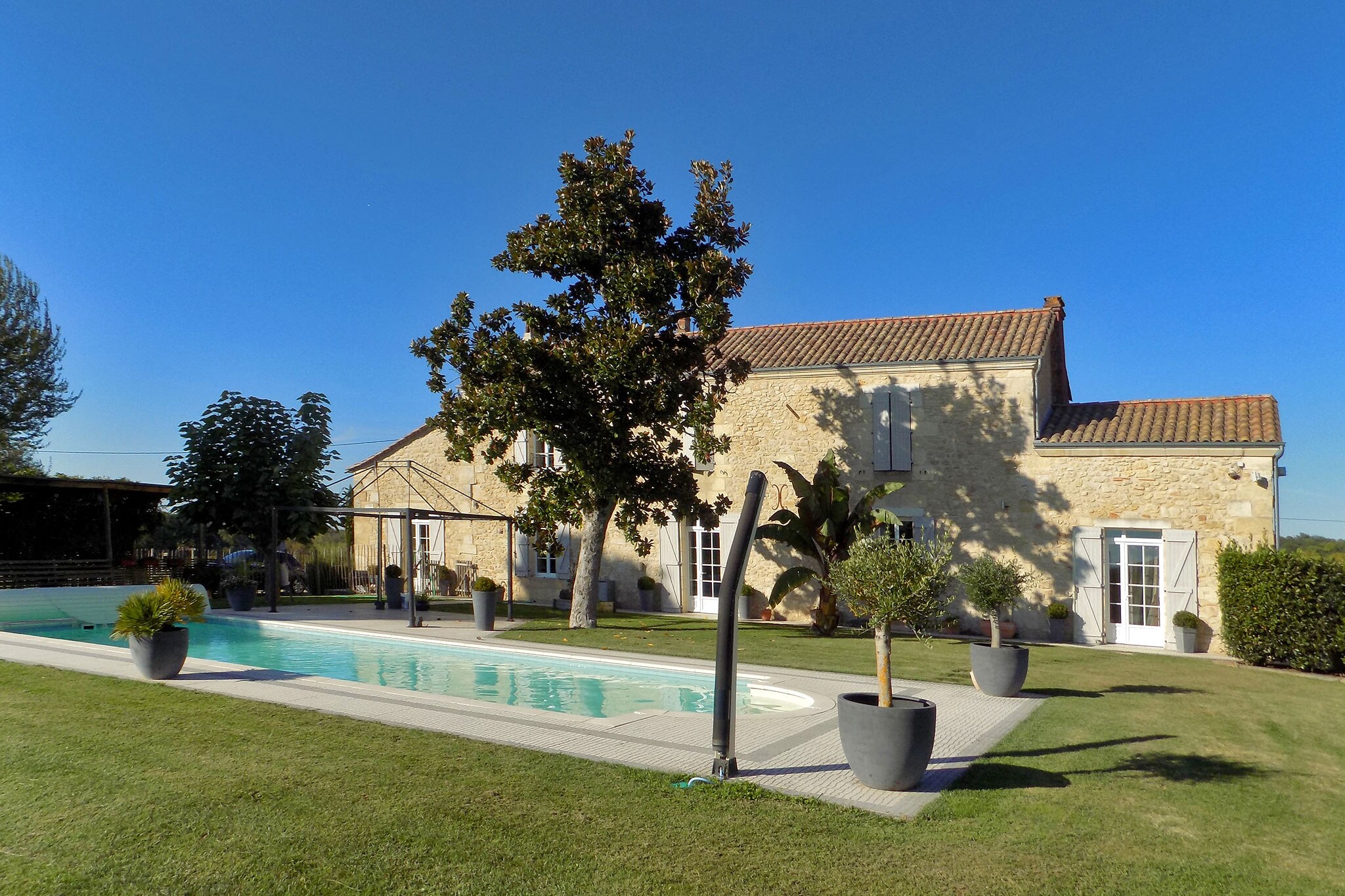 Rustieke villa in de wijngaarden van Bordeaux met zwembad