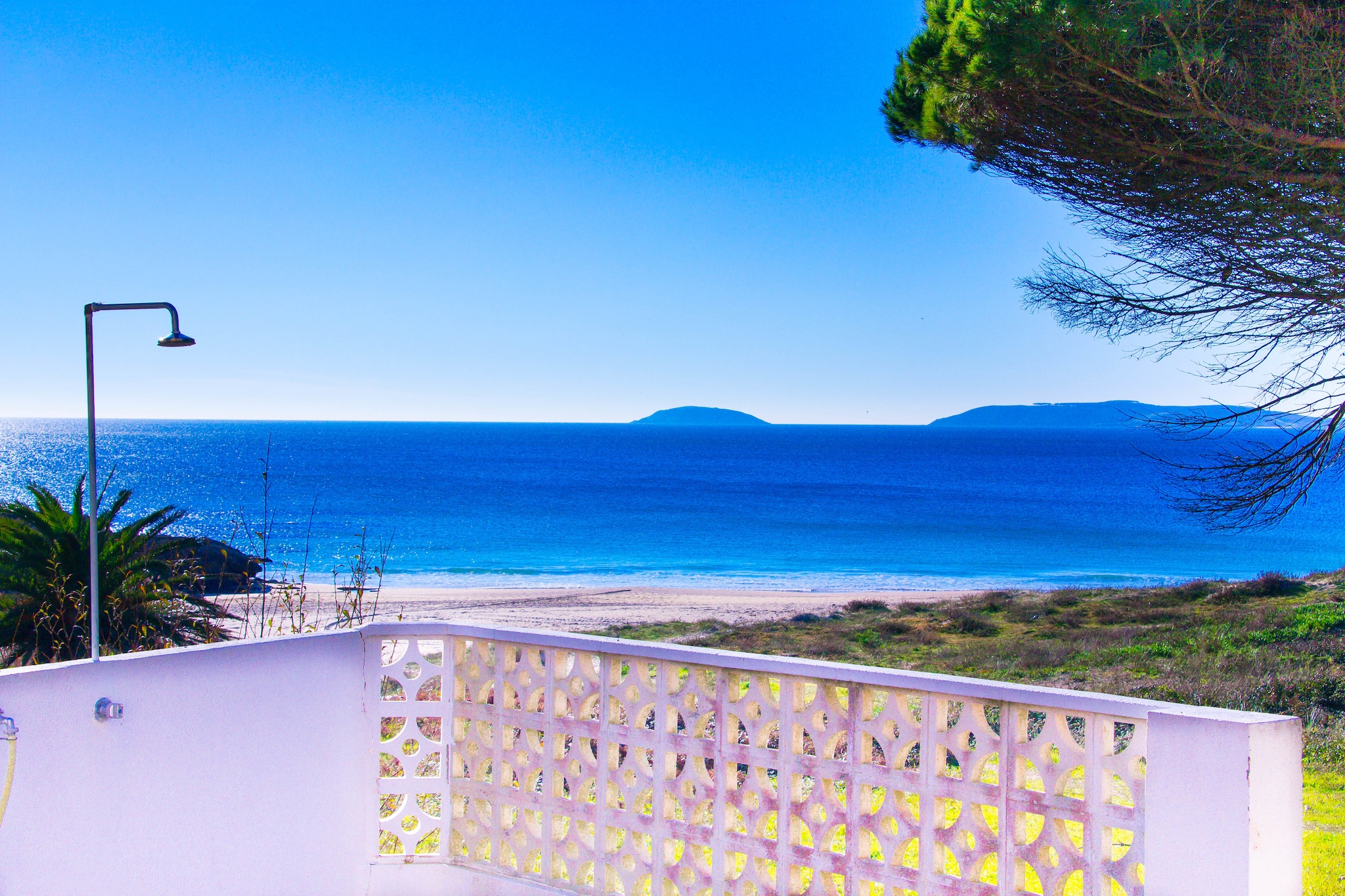 Coastal Comfort Awaits
This spacious four-bedroom apartment in Sanxenxo offers a refreshing seaside escape with room for families or friends. Located just steps from the beach, the home features two bathrooms, a bright living and dining area, and a fully equipped kitchen with modern appliances including a dishwasher, microwave, and washing machine. The furnished terrace is the highlight—perfect for unwinding with sweeping sea views after a day outdoors. Free WiFi, TV, and on-site parking add convenience throughout your stay. Please note, pets are not allowed.

Prime Beachside Location
Set in Galicia’s most vibrant coastal municipality, the apartment gives you easy access to Sanxenxo’s best. Beaches such as Montalvo, Silgar, Major, Baltar, and Lanzada are all within a short 3 km radius, offering a mix of soft sands, gentle waves, and lively atmospheres. Whether you’re drawn to beach sports, scenic hikes, or exploring the charming town center, everything is within walking distance.

Local Dining and Leisure
Sanxenxo is celebrated for its gastronomy, and local restaurants serving Galician seafood, tapas, and regional wines are only 100 m away. Supermarkets, pubs, and lively nightspots are also close by, ensuring you can balance evenings out with quiet nights on the terrace. Day trips to local markets, nearby coves, or ferry rides along the coast make it easy to immerse yourself in the region’s unique culture.