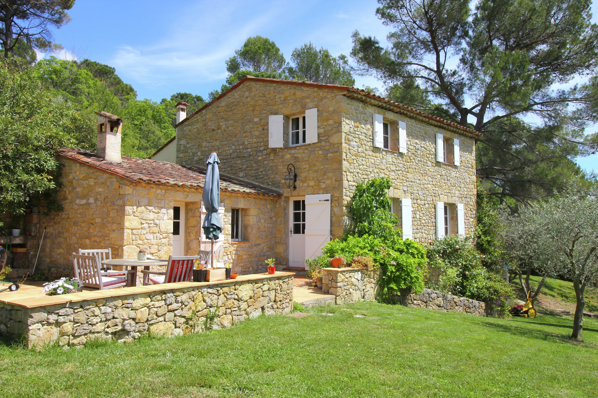 Lavagne-Exterior summer