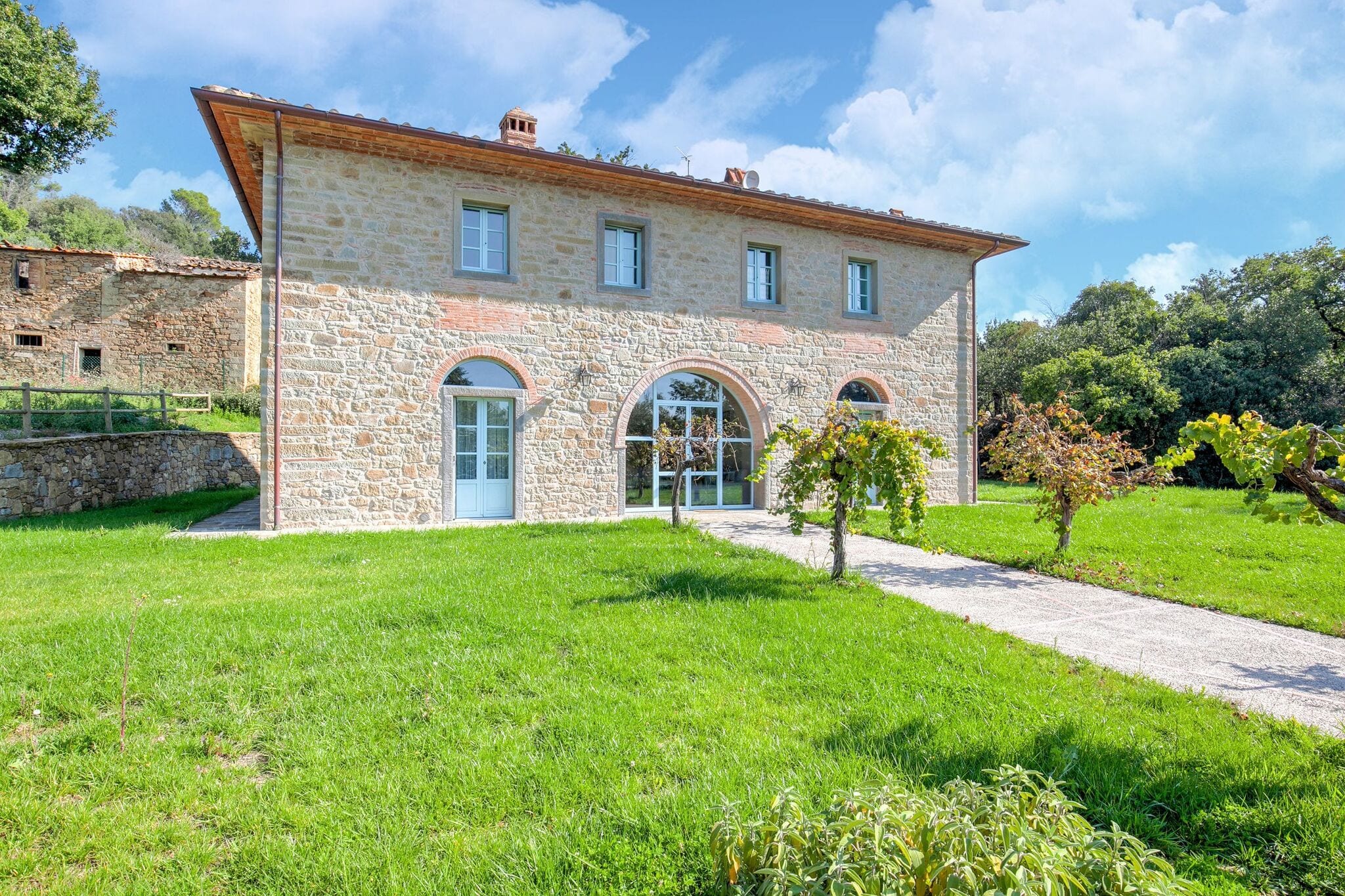 Spacious Villa in Castiglion Fiorentino Italy with Pool
