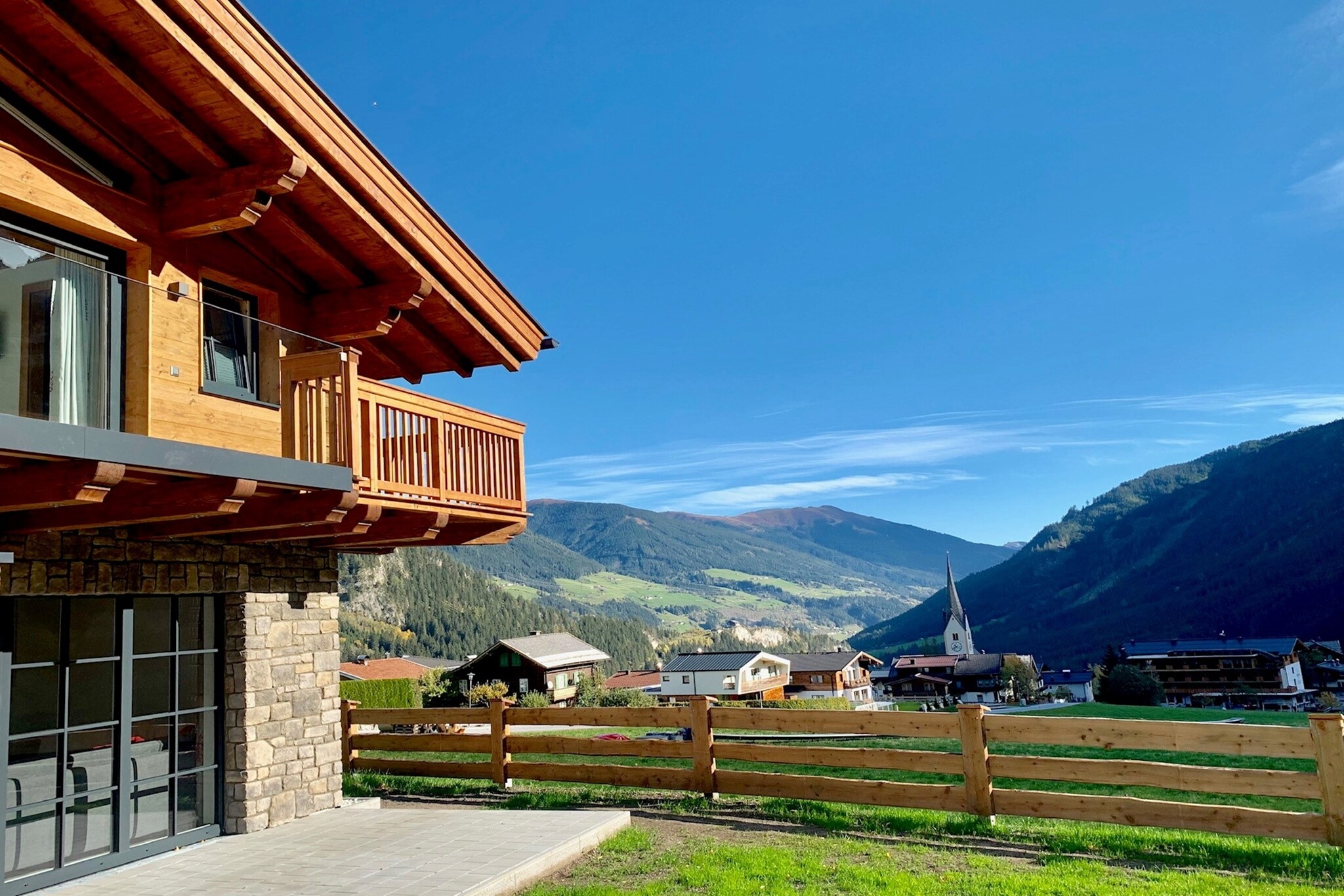 This beautiful detached premium chalet for a maximum of 10 people is located in the well-known mountain village of Krimml in Salzburgerland, bordering the Zillertal in Tyrol and directly in the Zillertal Arena ski area.

The chalet offers a large living room with seating area and dining table, a modern fully equipped kitchen, 4 spacious bedrooms (one with a bunk bed and loft bed, one with an en-suite bathroom and balcony), 2 further bathrooms, a relaxation area with a sauna, shower and deck chairs, a ski storage room and ski boot warmer. The chalet also has a washing machine and dryer, a large terrace and garden. Parking and a practice slope for children are available directly at the chalet.

Krimml is located at 1100 meters above sea level at the foot of the Gerlos Pass, in the middle of the Hohe Tauern National Park and Zillertal Arena holiday region. The Krimml - Hochkrimml holiday area offers countless hiking, cycling and mountain bike routes in the Krimmler Achental, a high valley in the Hohe Tauern National Park. Krimml is known beyond its borders for the Krimml Waterfalls, the largest waterfalls in Europe.

In winter, the Zillertal Arena ski world offers 147 kilometers of slopes, wonderful cross-country ski trails and winter hiking trails. The ski area stretches from Zell im Zillertal via Gerlos to Wald-KÃ¶nigsleiten. Between Krimml, Hochkrimml and KÃ¶nigsleiten you can use the free ski bus with a valid ski pass.

In summer, the outdoor pool right in the center of Krimml and the adventure pool in Zell am Ziller offer lots of bathing fun! Fun and wellness in summer and winter is offered by the Kristallbad Wald-KÃ¶nigsleiten with an outdoor swimming area, an indoor pool, a therapy and wellness area and a sauna area.

Directly in Krimml there are enough shops for daily needs as well as a good selection of restaurants.

