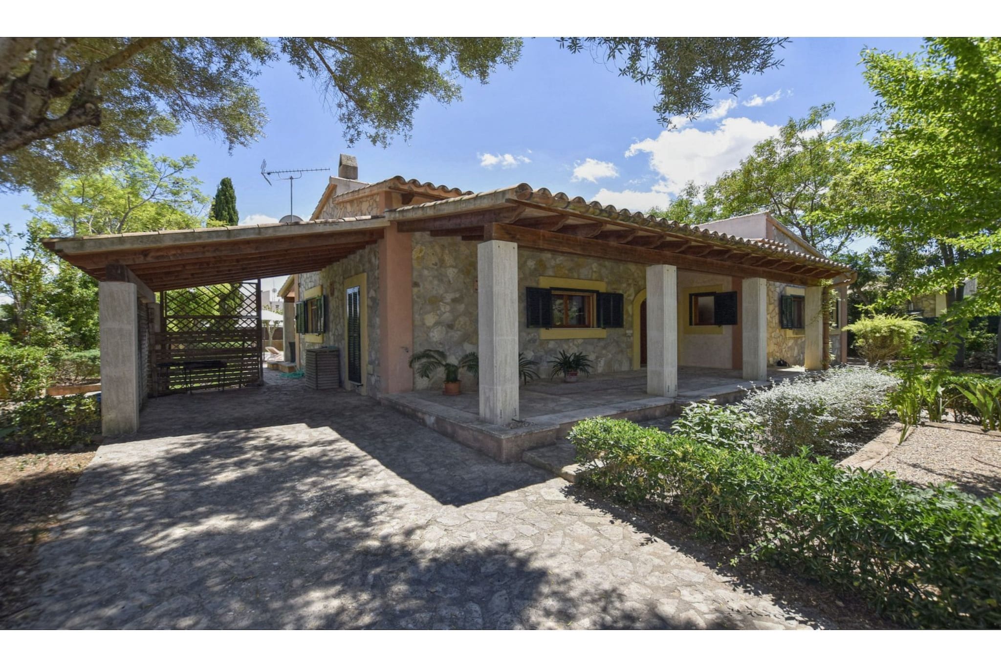 Villa moderne avec piscine privée à 15 km de la mer