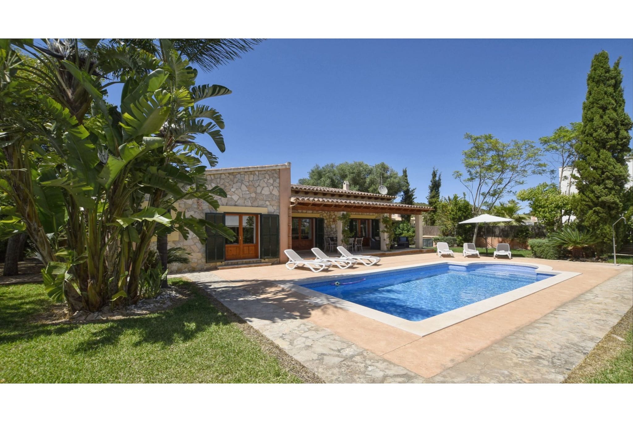 Modern villa with private pool 15 km from the sea