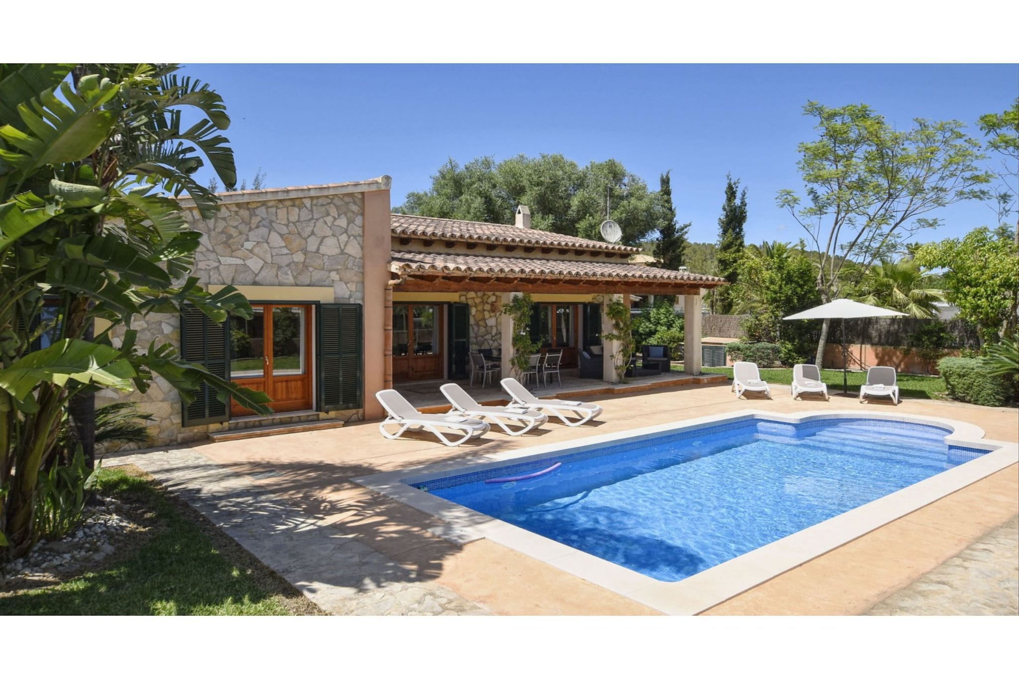 Modern villa with private pool 15 km from the sea