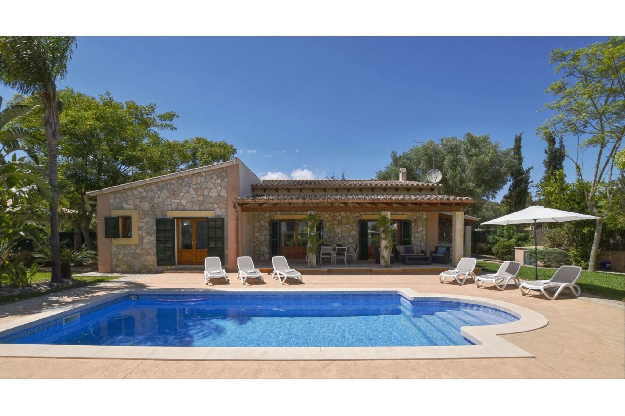 Modern villa with private pool 15 km from the sea