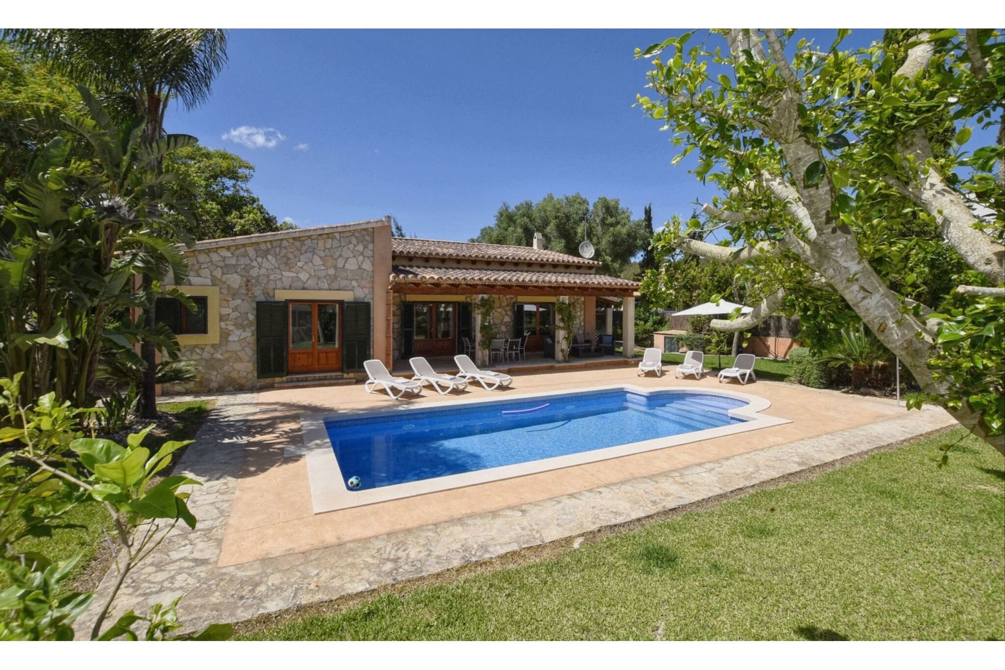 Modern villa with private pool 15 km from the sea