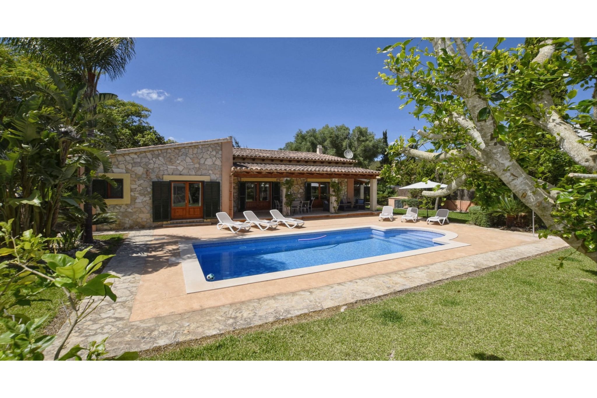 Modern villa with private pool 15 km from the sea