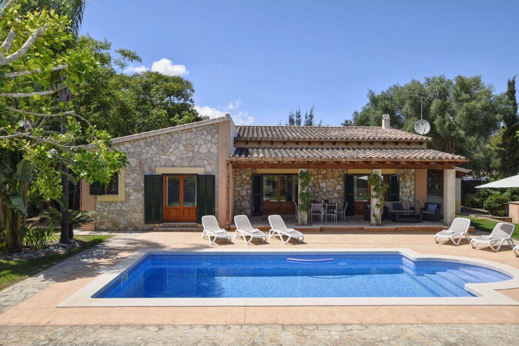 Moderne Villa mit privatem Pool 15 km vom Meer entfernt