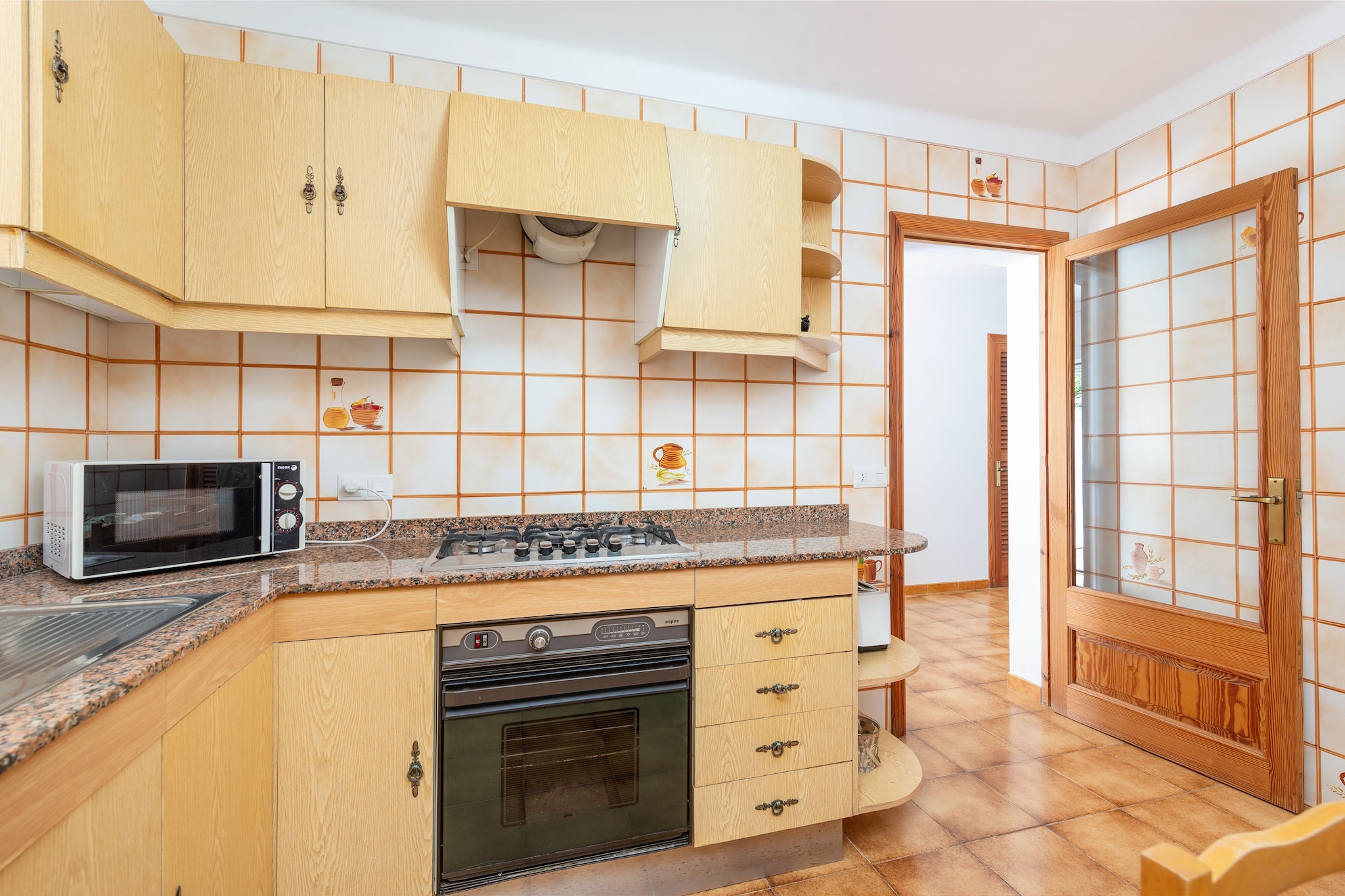 Living room, dining room, Kitchen(cooker, coffee machine), bedroom(2x single bed), bedroom(double bed), bathroom, bathroom, garage, oven, microwave, dishwasher, fridge-freezer, bath tub, shower, washbasin, washbasin, toilet, toilet, bidet, children\'s bed, high chair