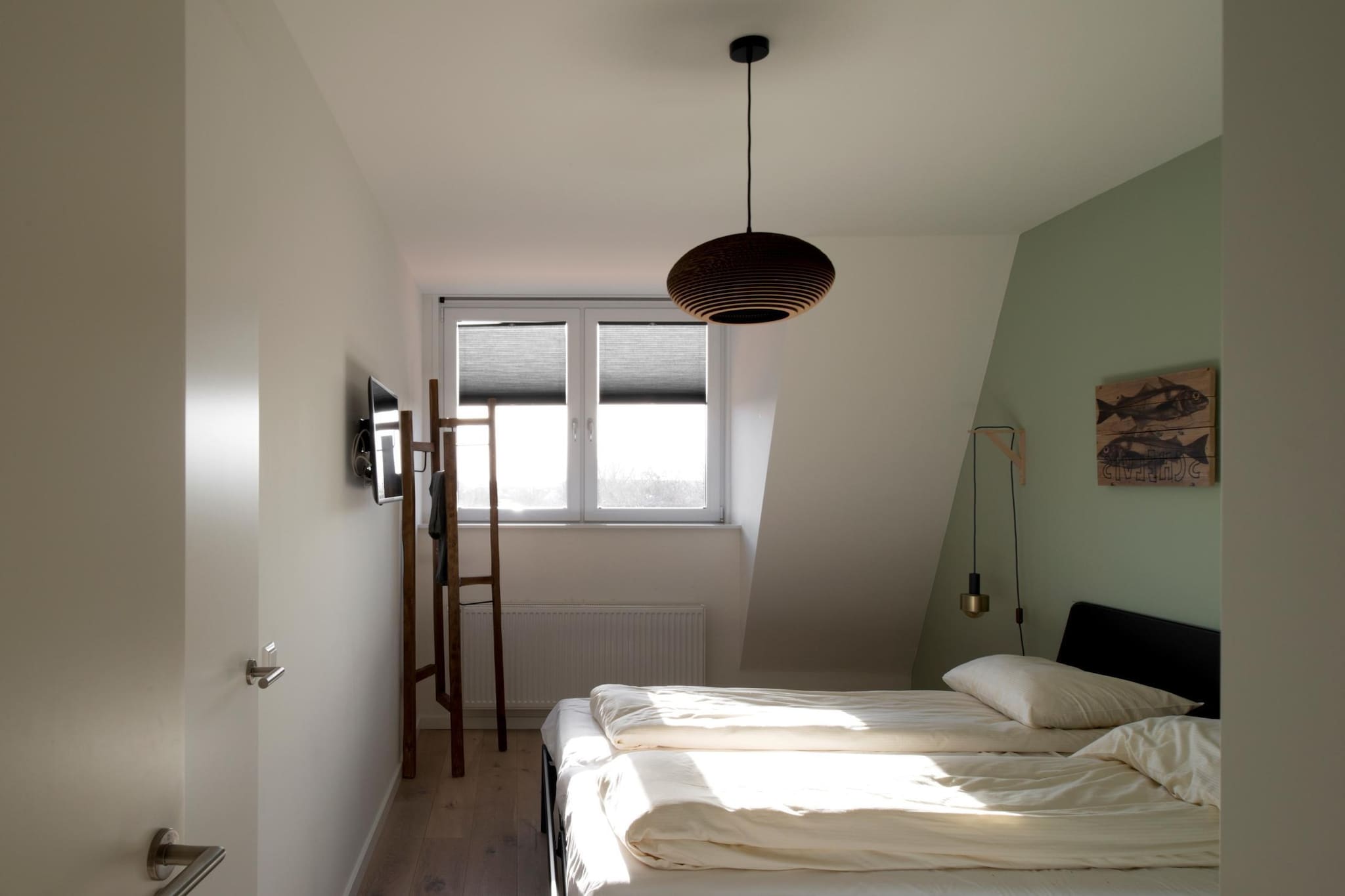 On the 4th floor: (hallway(toilet), Living room(TV(Smart TV)), open kitchen(electric kettle, coffee machine(cups), combination microwave, dishwasher, fridge-freezer), bedroom(bunk bed), Bedroom with bathroom(double bed, TV, shower(Walk-in shower), washbasin, toilet), Bedroom with bathroom(double bed, TV, shower(Walk-in shower), washbasin), bathroom(bath tub, washbasin), storage(tumble dryer, washing machine), balcony, garden furniture, children\'s bed, high chair)\n\nBasement: (parking)