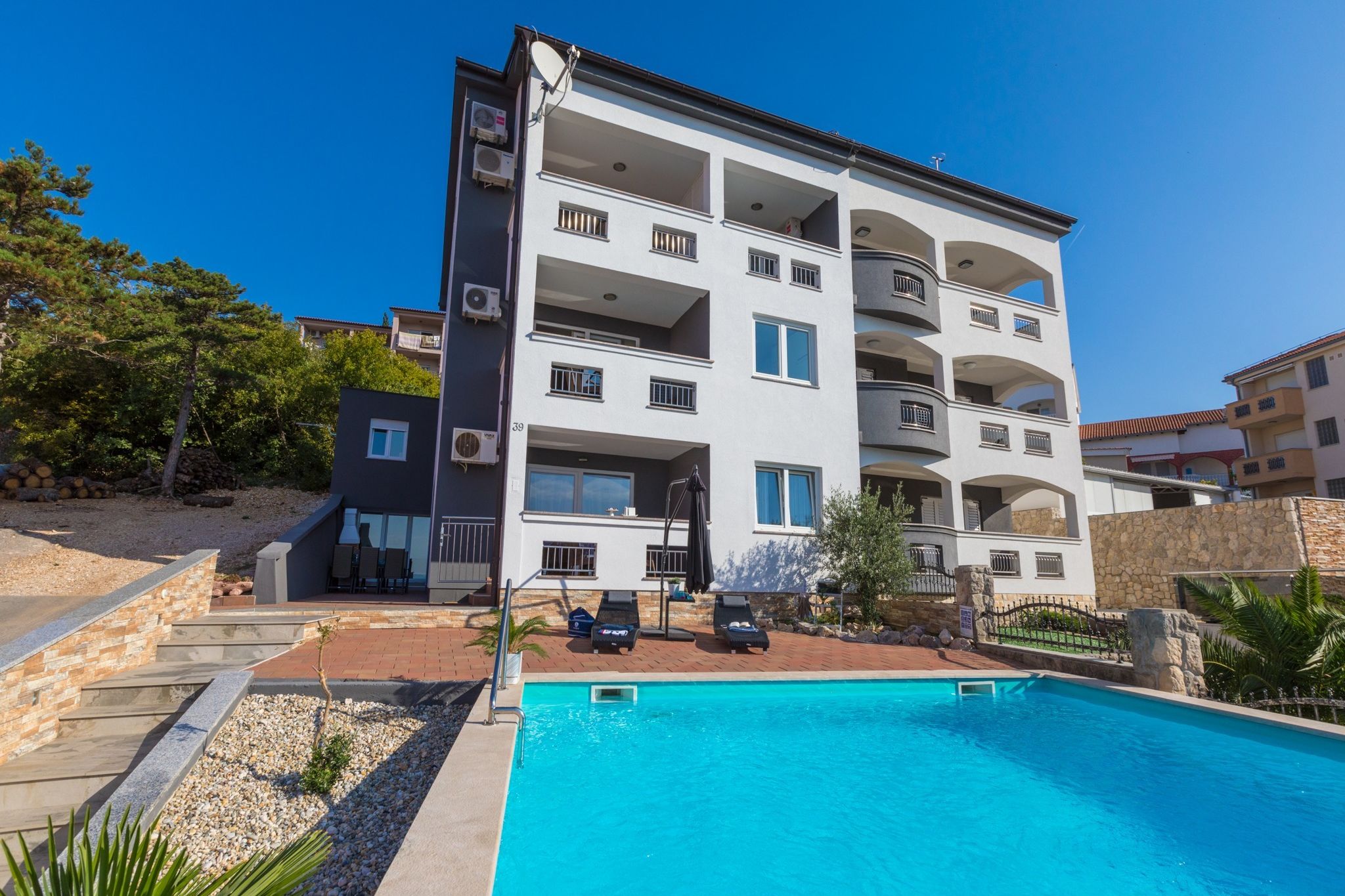 Knus appartement in Crikvenica met zwembad