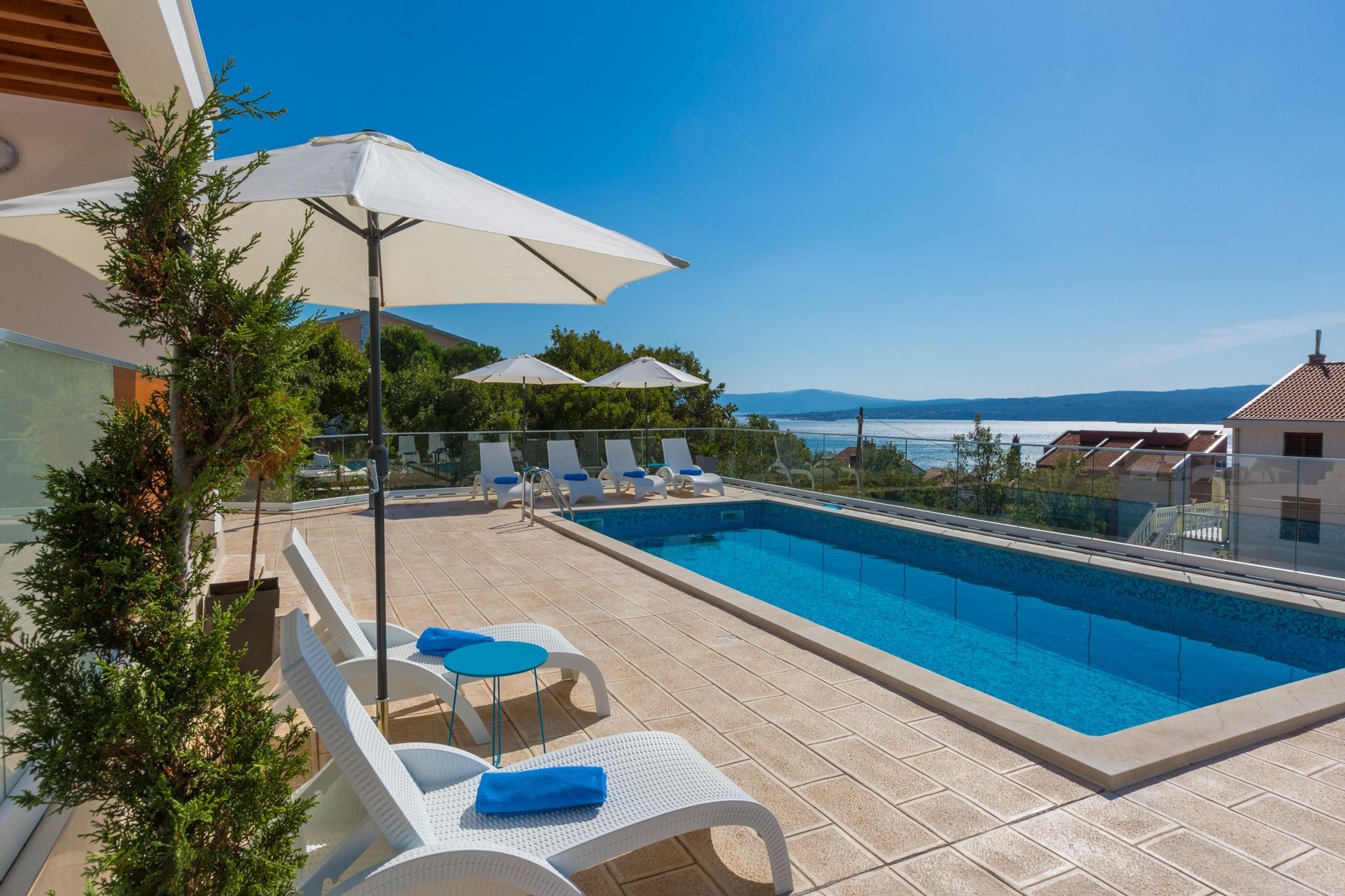 Comfortabel villa-appartement met zwembad en uitzicht op zee!