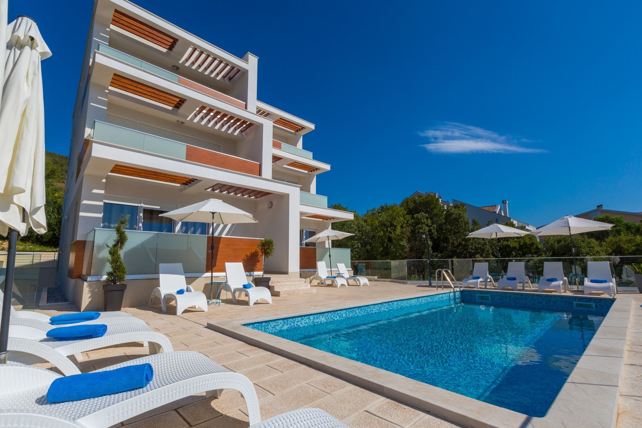 Amazing villa apartment with pool, 350 m distant from the beach !