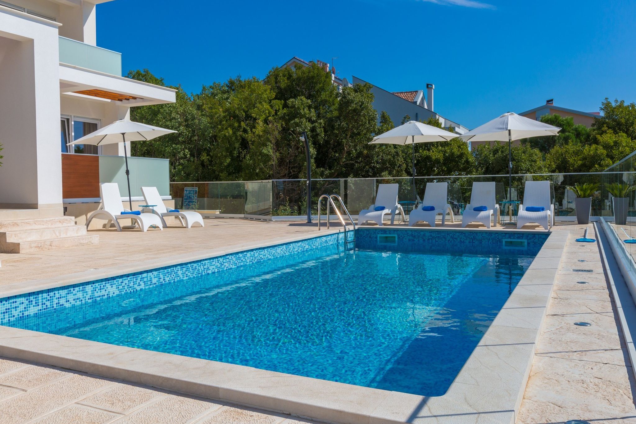 Amazing villa apartment with pool, 350 m distant from the beach !