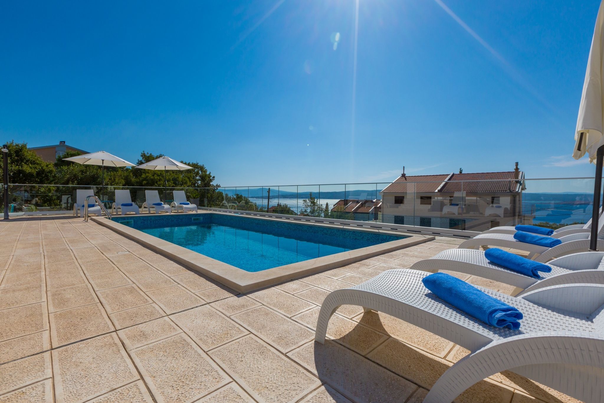 Geweldig villa appartement met zwembad, op 350 m afstand van het strand!
