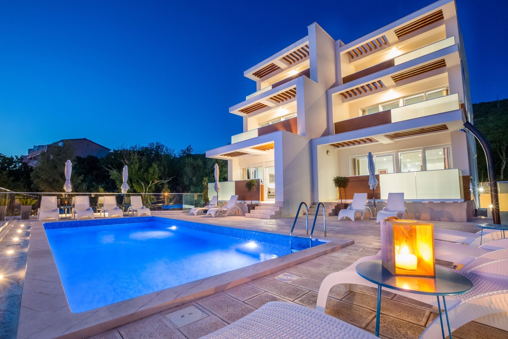 Beautiful villa apartment with swimming pool and sea view !