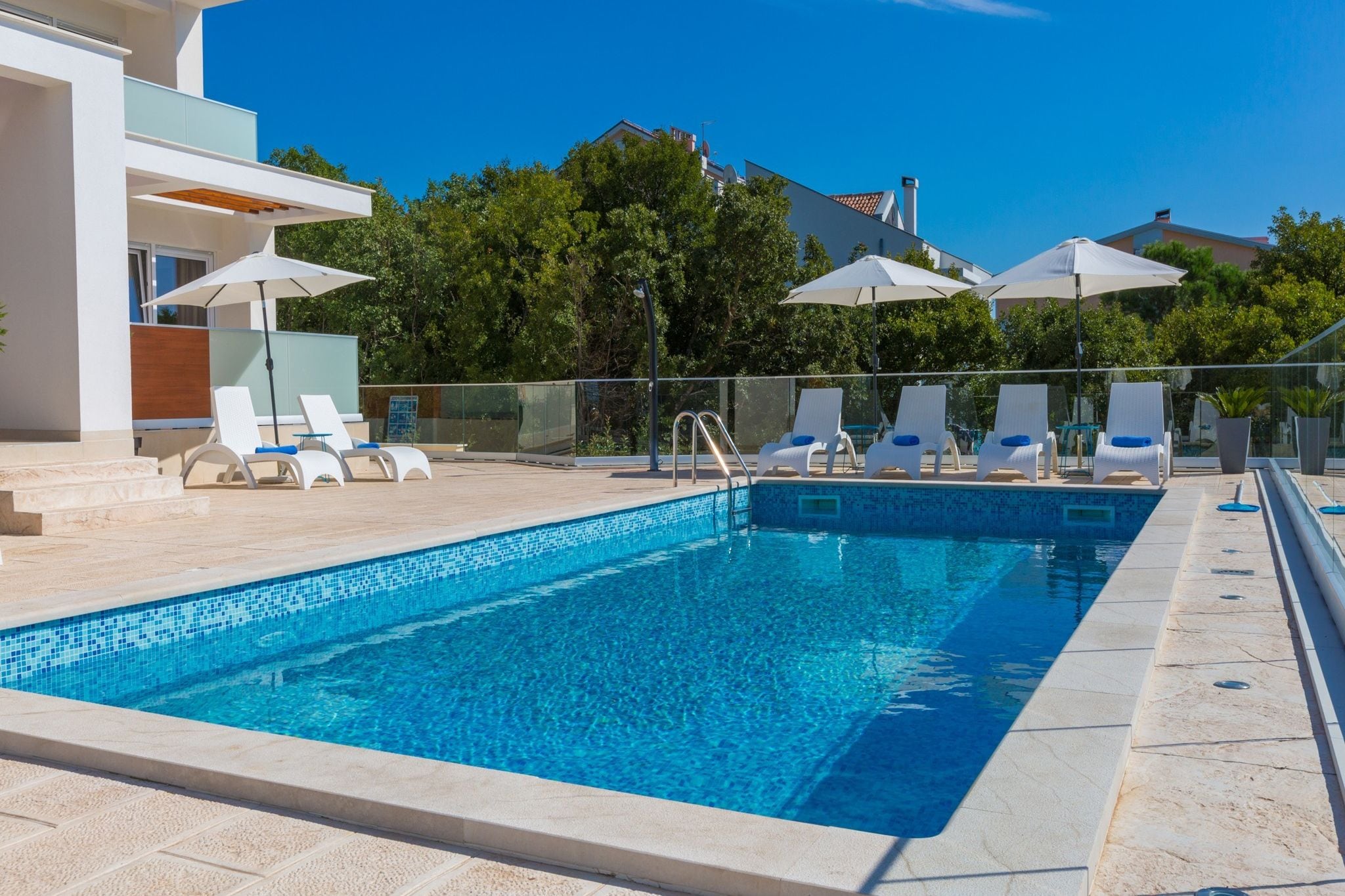 Wonderful villa apartment with swimming  pool and sea view !