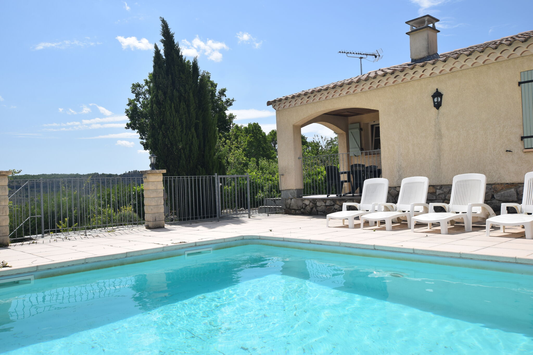 Maison de vacances paisible aux Vans, Ardèche avec piscine