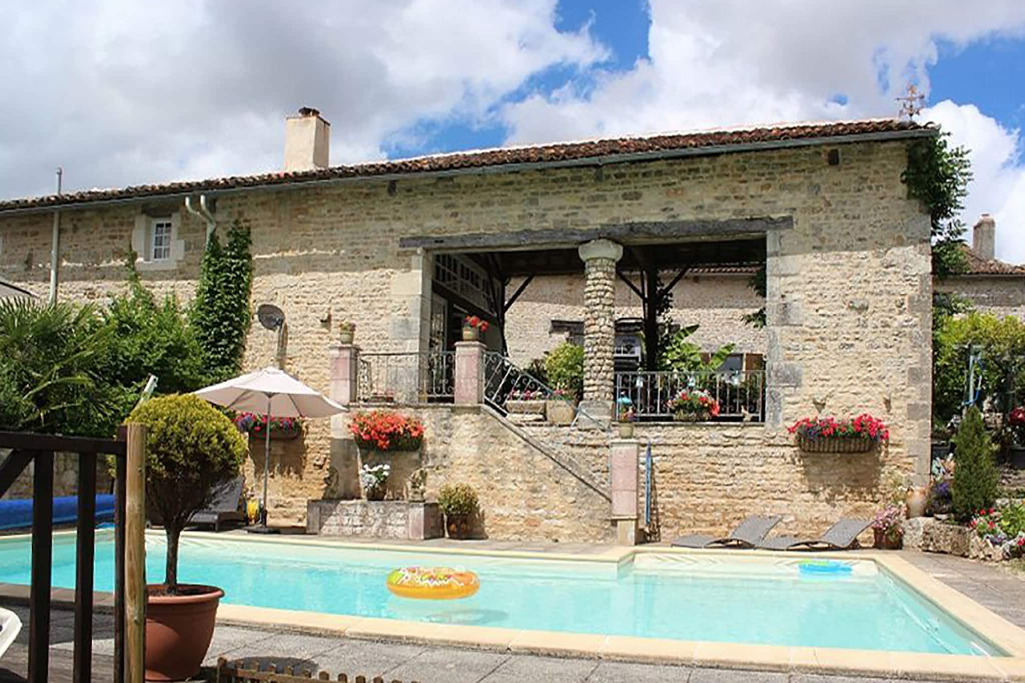 Maison fabuleuse avec piscine-Buitenkant zomer