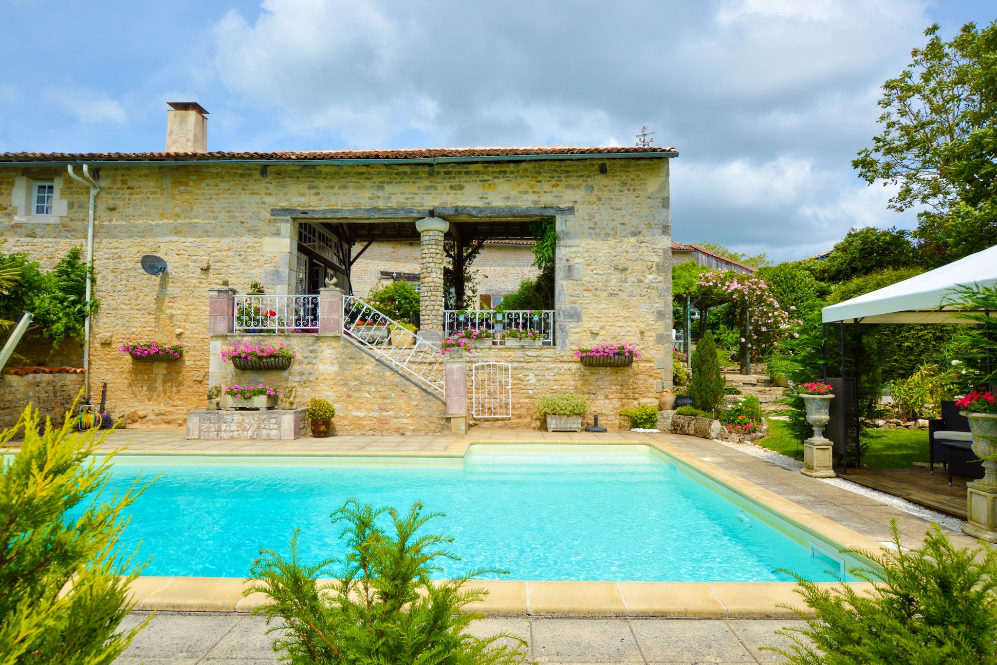 Maison fabuleuse avec piscine-Buitenkant zomer