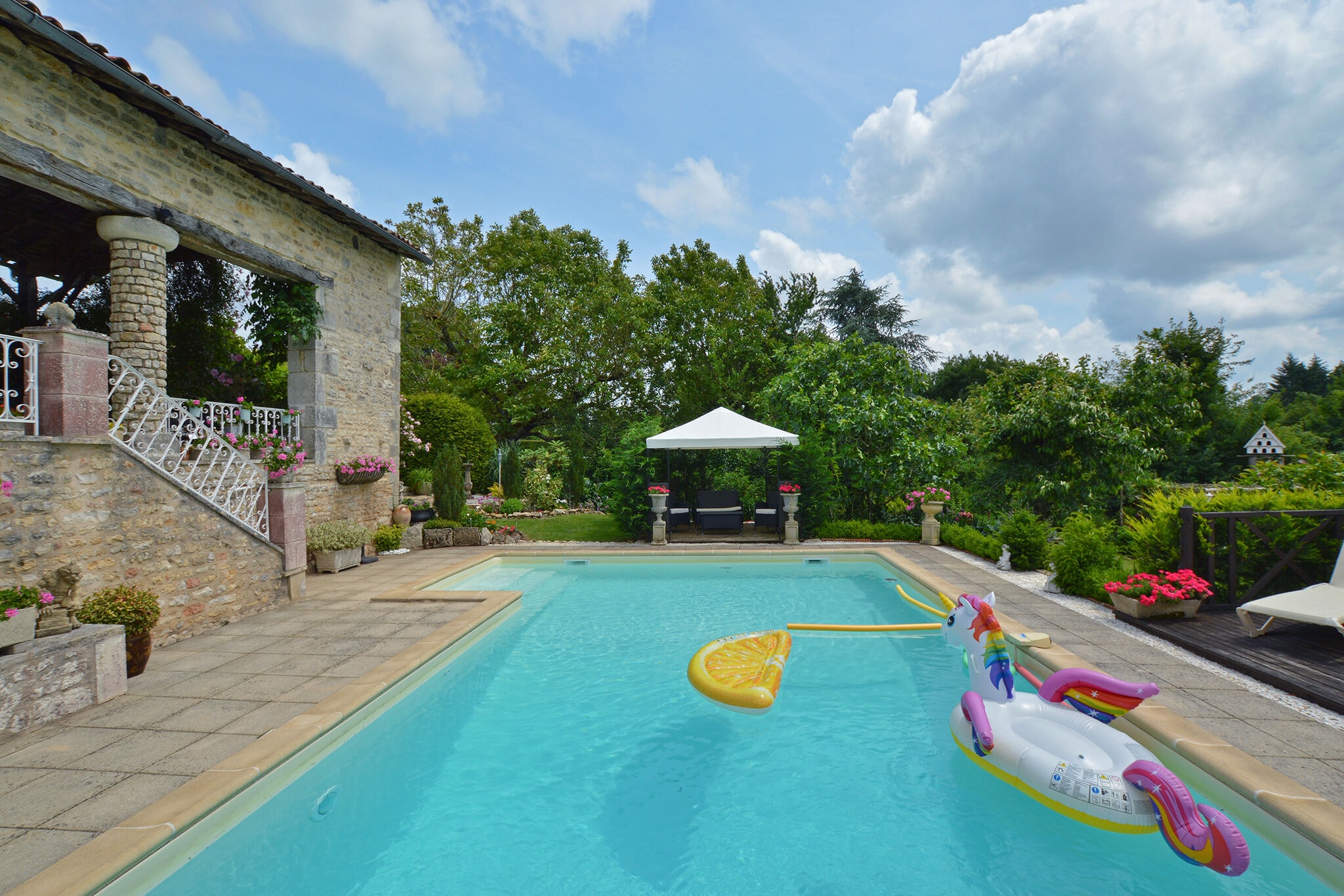 Gezellige vakantiewoning in La Foret-de-Tesse met zwembad