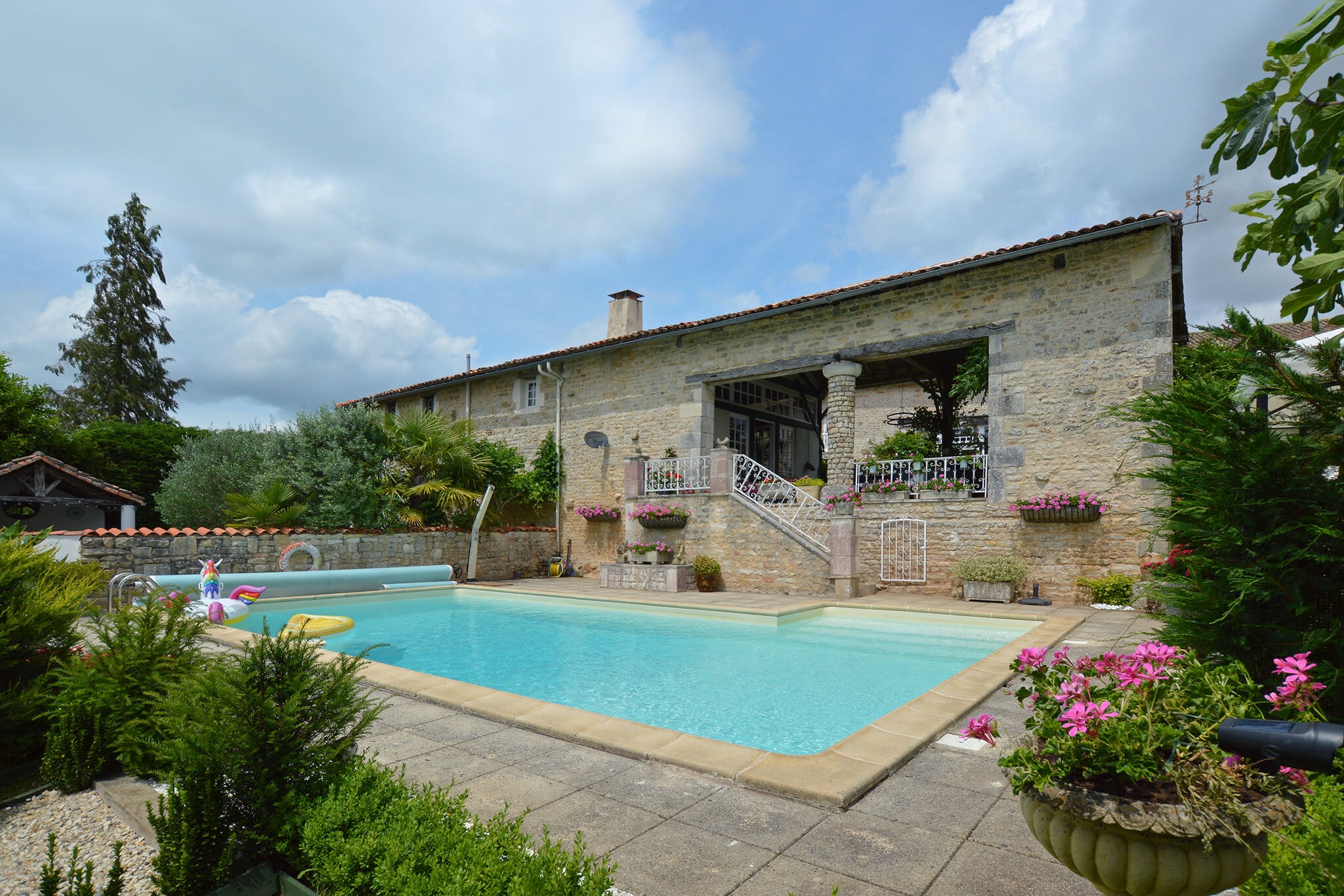 Gemütliches Ferienhaus in La Forêt-de-Tessé mit eigenem Pool