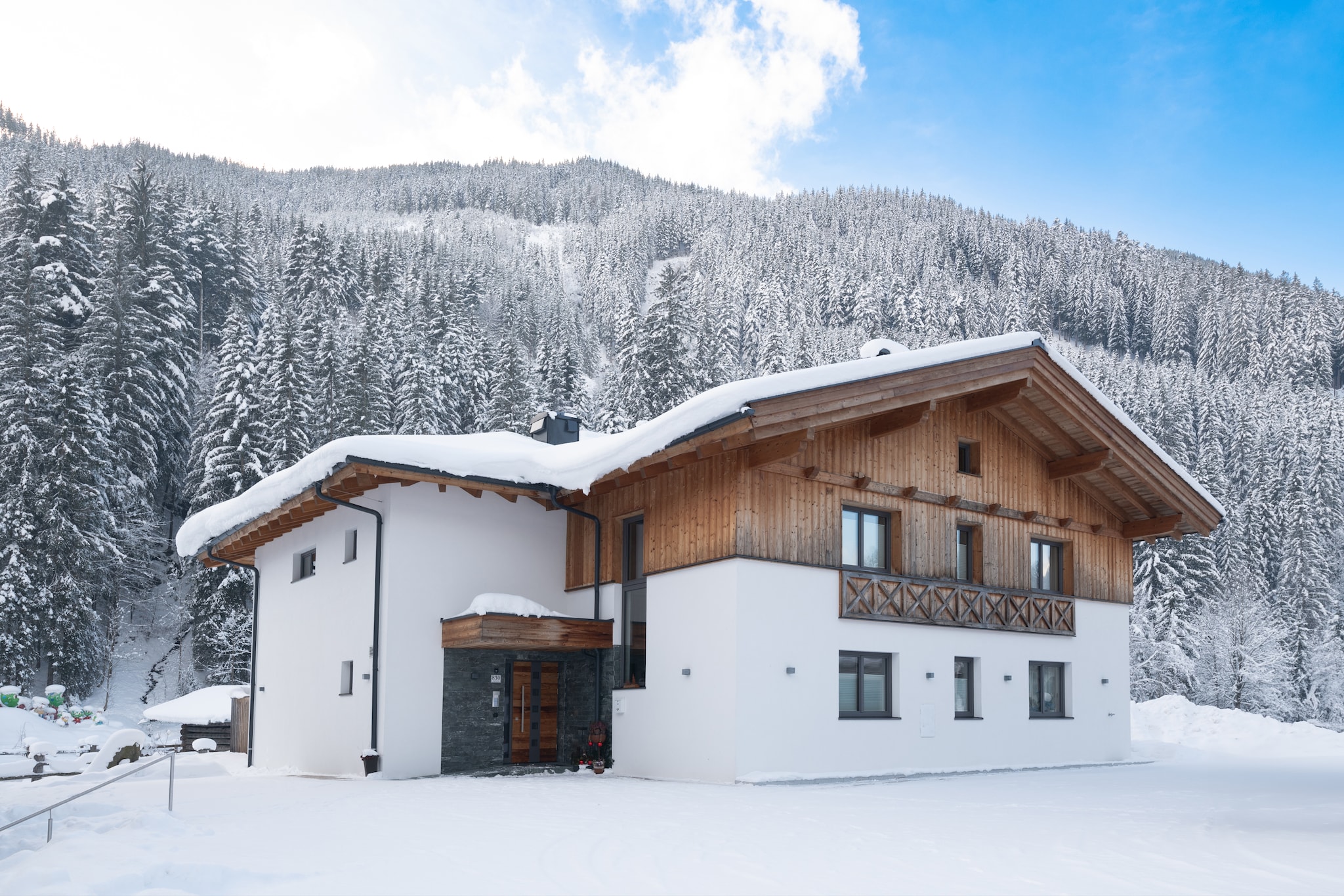 Chalet in Saalbach near Ski Lift and Sauna