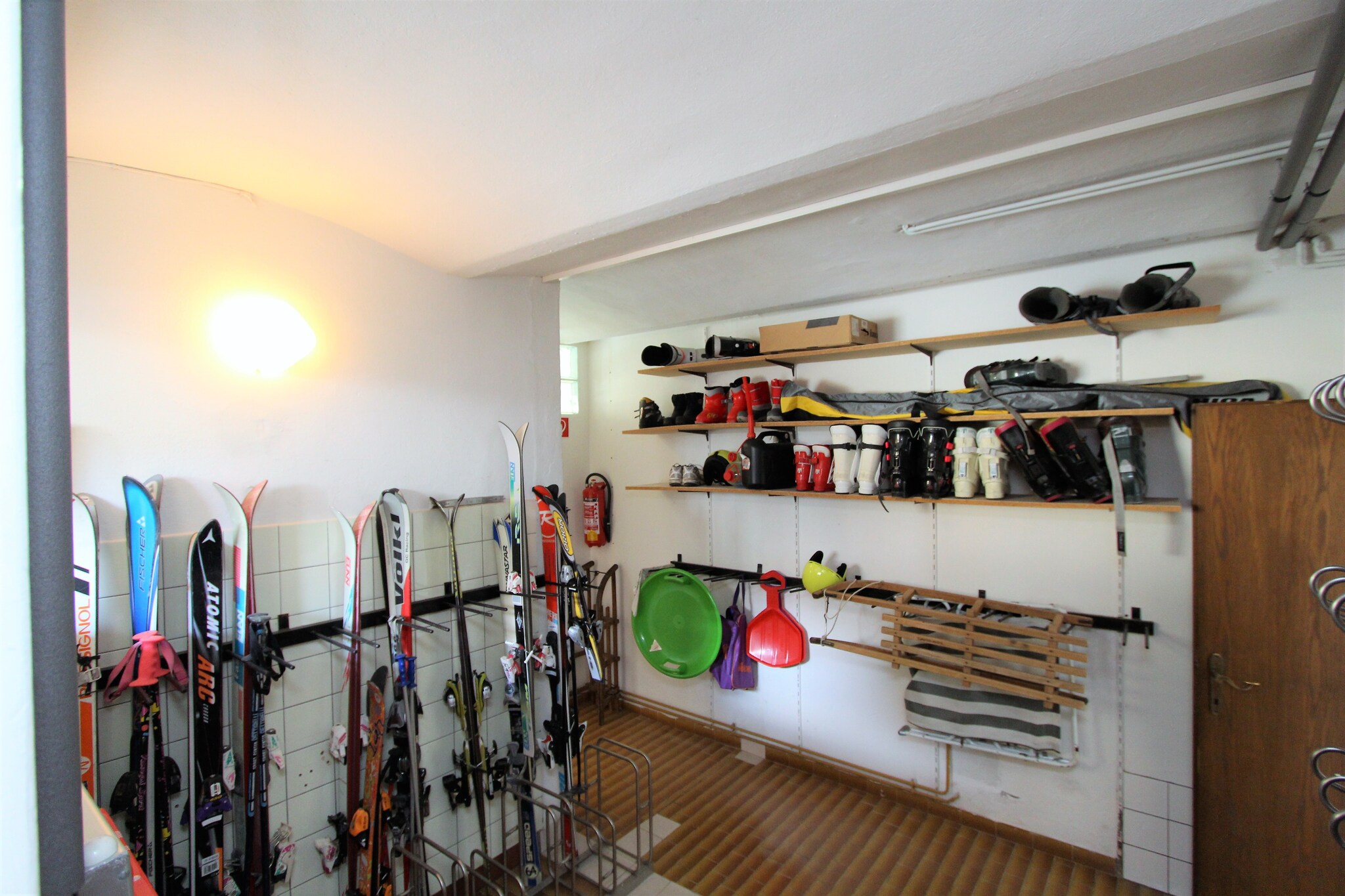 Ground floor: (ski storage, ski boot heaters)\n\nOn the 1st floor: (Living room(single sofa bed, TV, dining table, seating area, balcony), Kitchen(hob(ceramic), electric kettle, hood, espresso machine, oven, dishwasher, fridge, washing machine), bedroom(single bed, bunk bed), bedroom(double bed), bedroom(2x single bed), bathroom(shower, washbasin, toilet), Internet access)\n\ngarden, parking