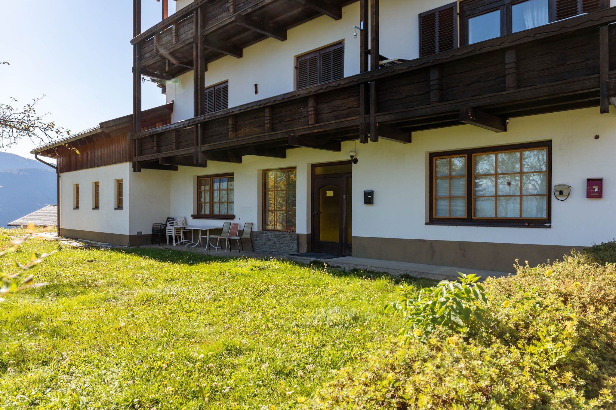 Ground floor: (ski storage, ski boot heaters)\n\nOn the 1st floor: (Living room(single sofa bed, TV, dining table, seating area, balcony), Kitchen(hob(ceramic), electric kettle, hood, espresso machine, oven, dishwasher, fridge, washing machine), bedroom(single bed, bunk bed), bedroom(double bed), bedroom(2x single bed), bathroom(shower, washbasin, toilet), Internet access)\n\ngarden, parking