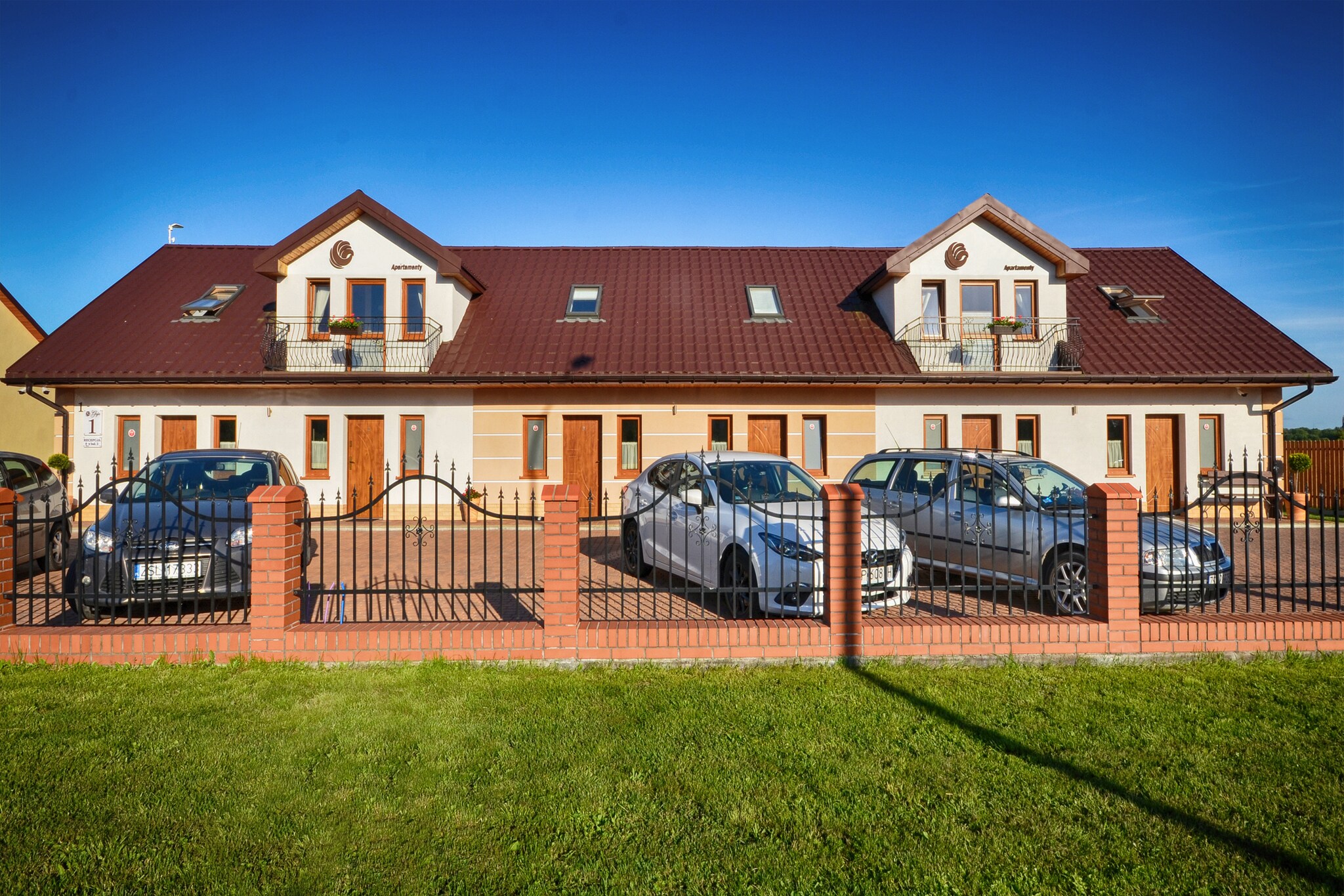 Ground floor: (Kitchenette(hob, electric kettle, espresso machine, microwave, fridge), Living/diningroom(double sofa bed, TV, dining table), bathroom(shower, washbasin, toilet, washing machine))\n\nOn the 1st floor: (bedroom(double bed), bedroom(single bed, single bed))\n\noutdoor kitchen, grill, garden, garden furniture, sun loungers, trampoline, sand pit, Swing set