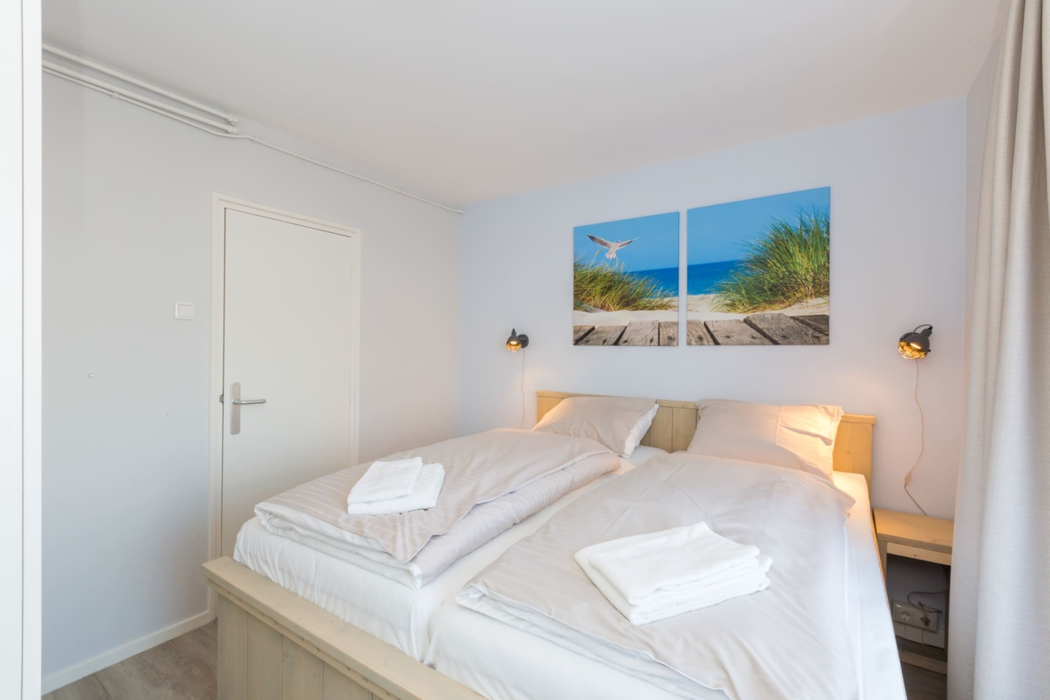 Ground floor: (Living room(TV(flatscreen), dining table, seating area), Kitchen(electric kettle, hood, coffee machine, microwave, dishwasher, fridge-freezer), bedroom(double bed), bedroom(2x single bed(70 x 200 cm)), bathroom(shower(unit), washbasin, toilet))\n\nterrace(private), garden furniture, parking