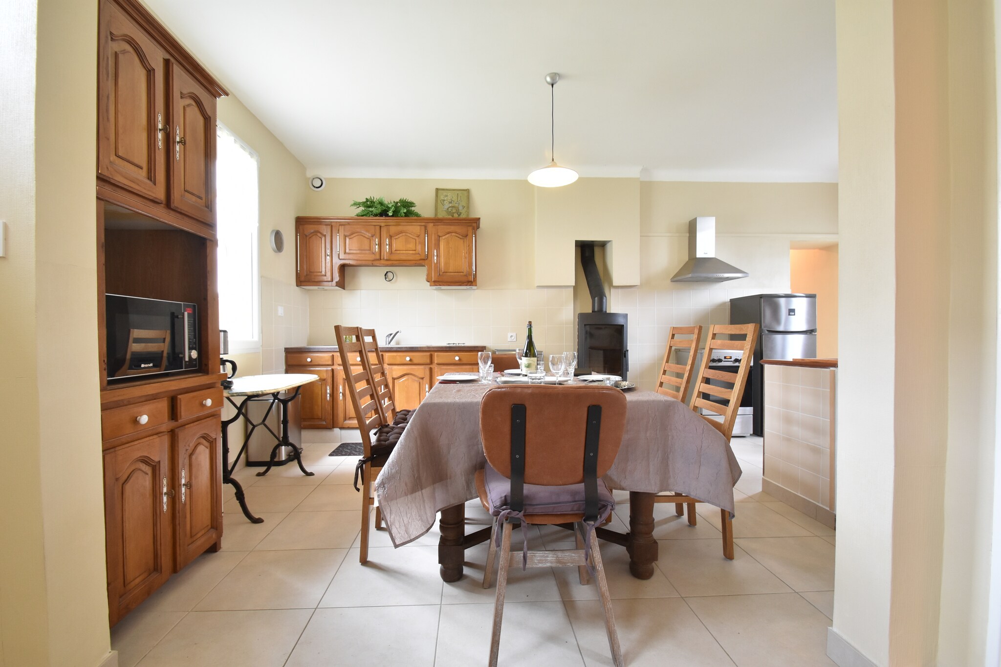 Ground floor: (open kitchen(cooker, oven, microwave, fridge-freezer), Living/diningroom(TV), bedroom(double bed(140 x 190 cm)), bathroom(shower))\n\nOn the 1st floor: (bedroom(single bed(90 x 200 cm)), bedroom(double bed(160 x 200 cm)))\n\nstove(wood), washing machine, heating, garden(700 m2), sun loungers, BBQ