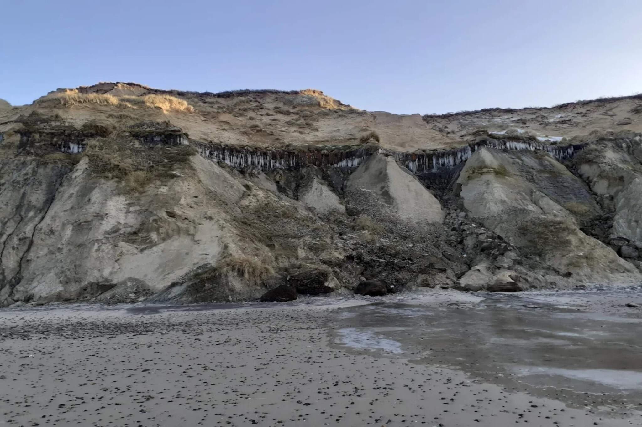 Internet Access DSL, Living room(2x single folding bed), open kitchen(cooker(electric), hood, coffee machine, microwave, dishwasher, fridge, freezer(140-199L)), Living/bed room(TV(cable, german television channels, danish TV channels (DR1 and TV2)), DVD player, CD player, stereo unit, high chair), bedroom(double bed), bedroom(double bed), bedroom(double bed), bedroom(2x single bed), bedroom(2x single bed), bathroom(floor heating)(tumble dryer, bathtub or shower, washbasin, toilet, washing machine), bathroom(floor heating)(bathtub or shower, washbasin, toilet), game computer, Bubble bath(indoor, heated, 5 persons), sauna(indoor, heated, 4 persons), terrace, terrace(roofed), BBQ, play equipment, table tennis table, air hockey, darts, billiards, geothermal energy, air to water heatpump