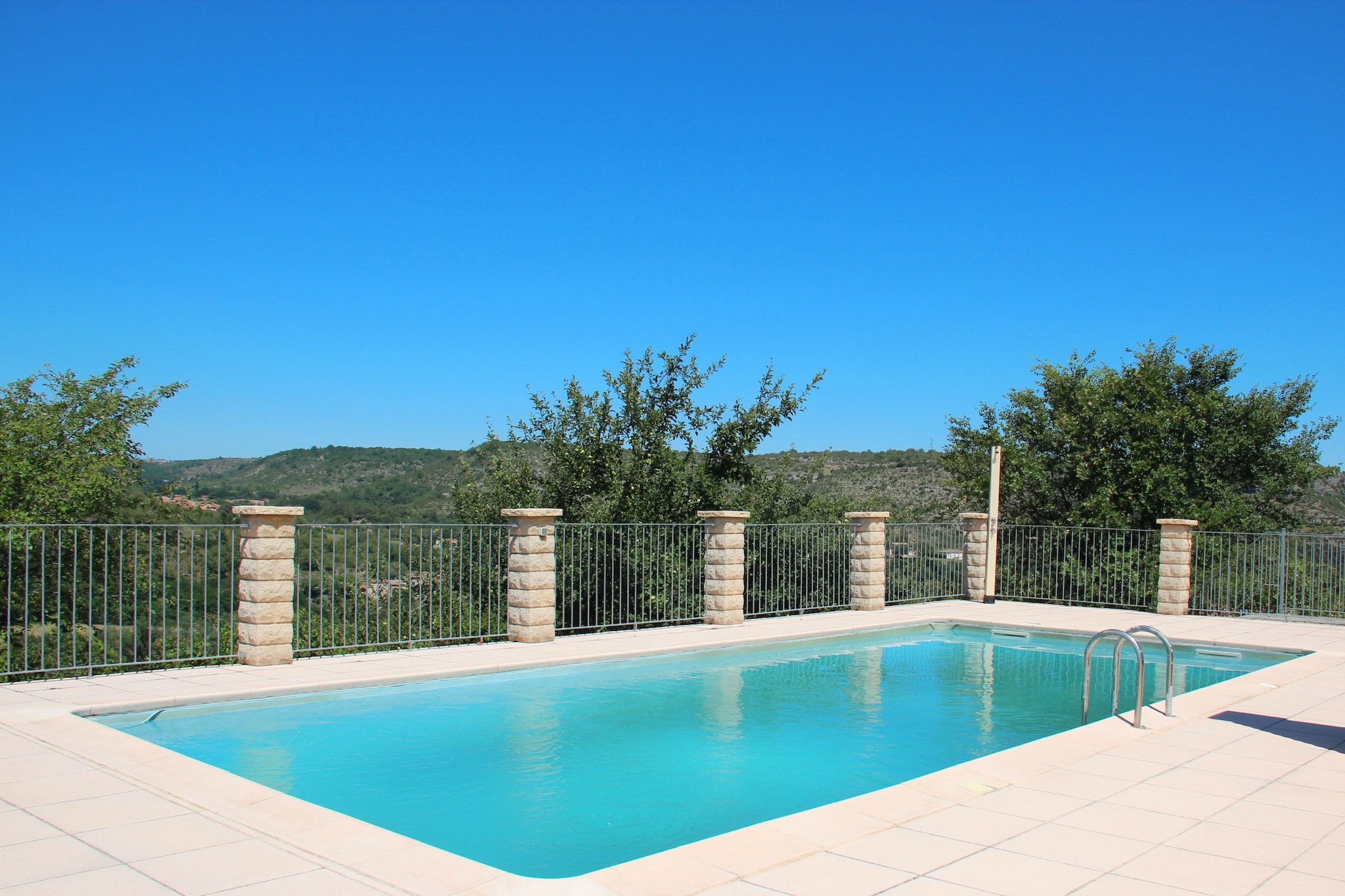 Ruhiges Ferienhaus in Les Vans, Ardeche, mit Pool