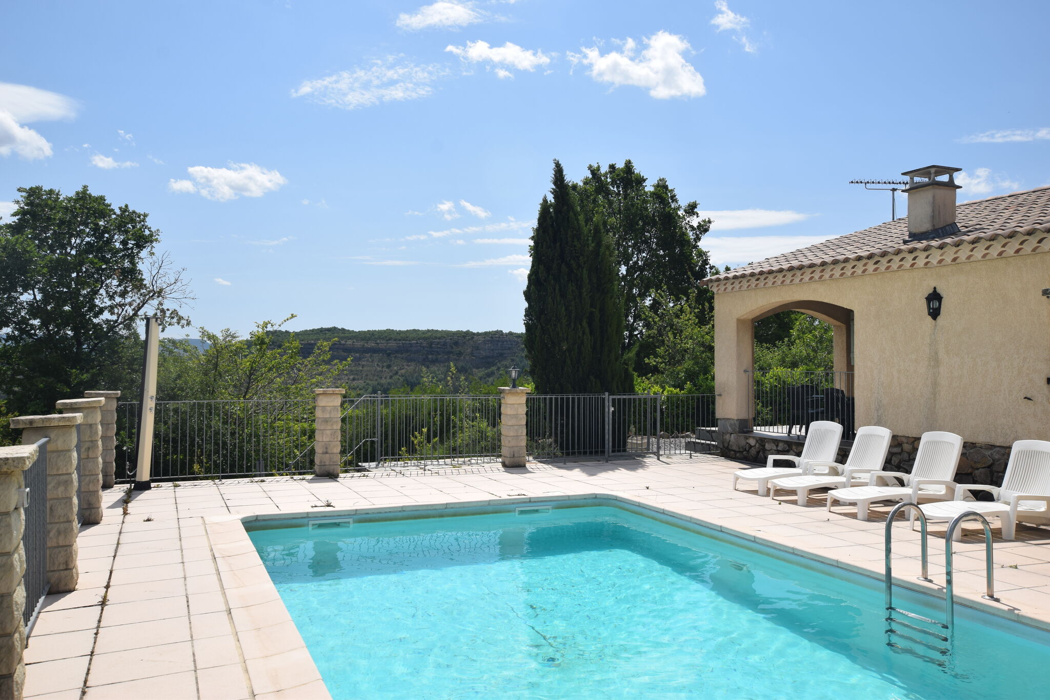House with panoramic view and swimming pool in ArdÃ¨che